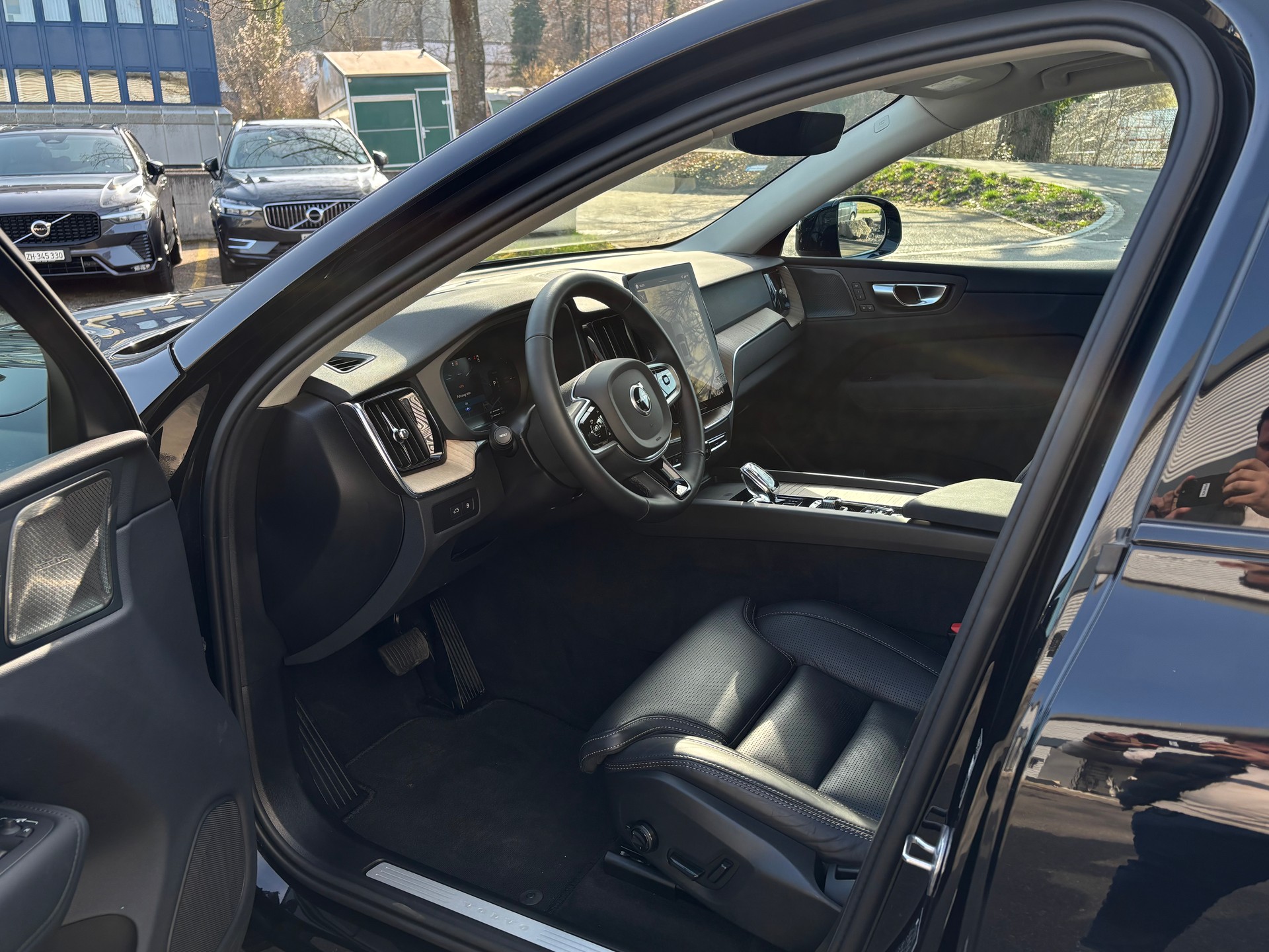VOLVO XC60 2.0 T8 TE Plus Dark eAWD-showroom-element-2