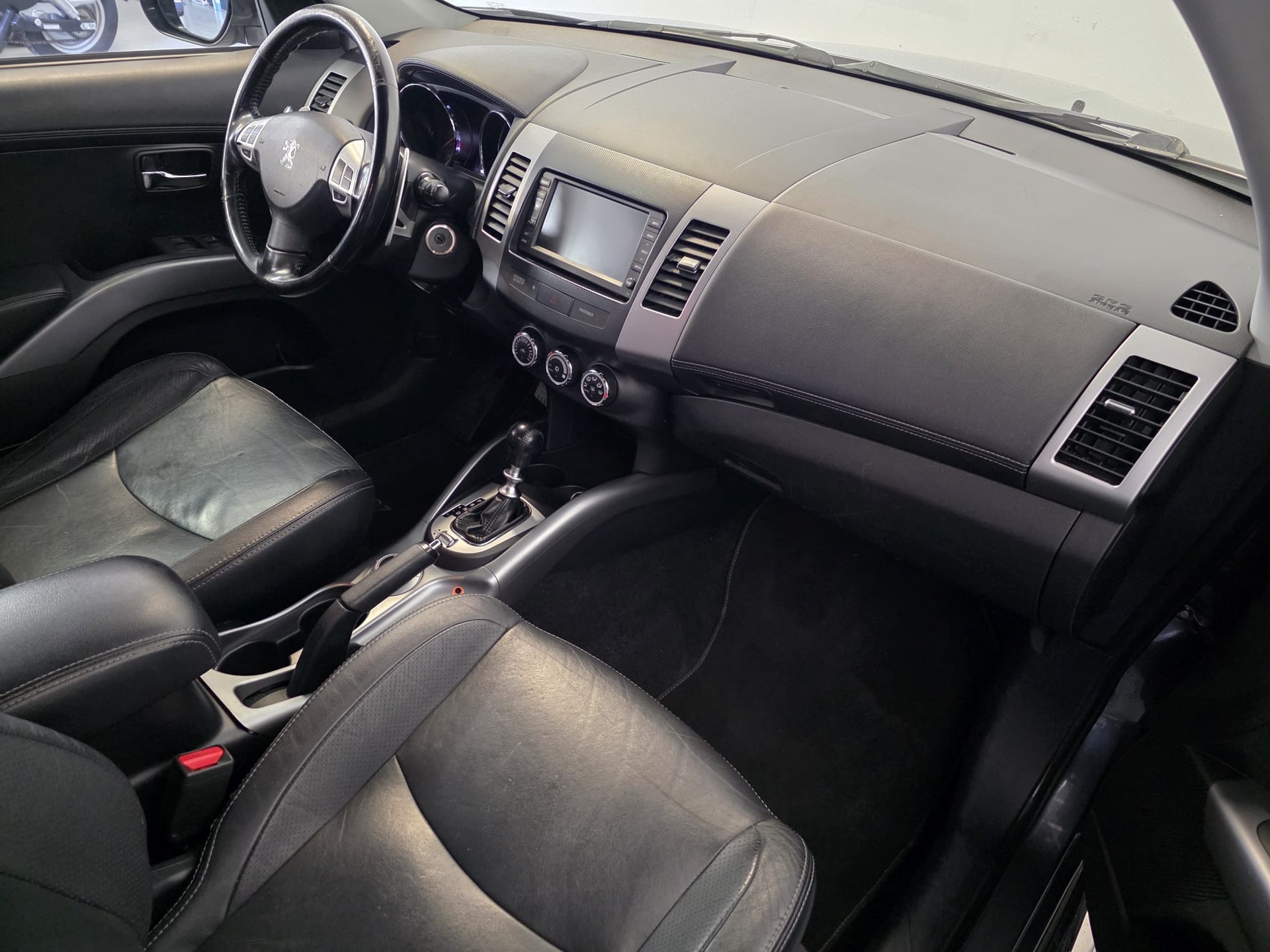 PEUGEOT 4007 2.2 HDi Dynamic-image-16