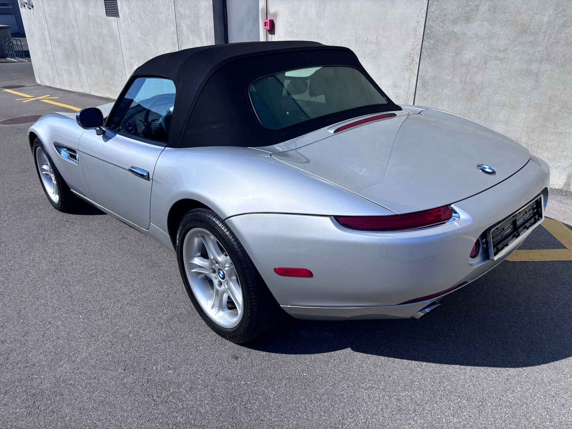 BMW Z8 Roadster-showroom-element-3