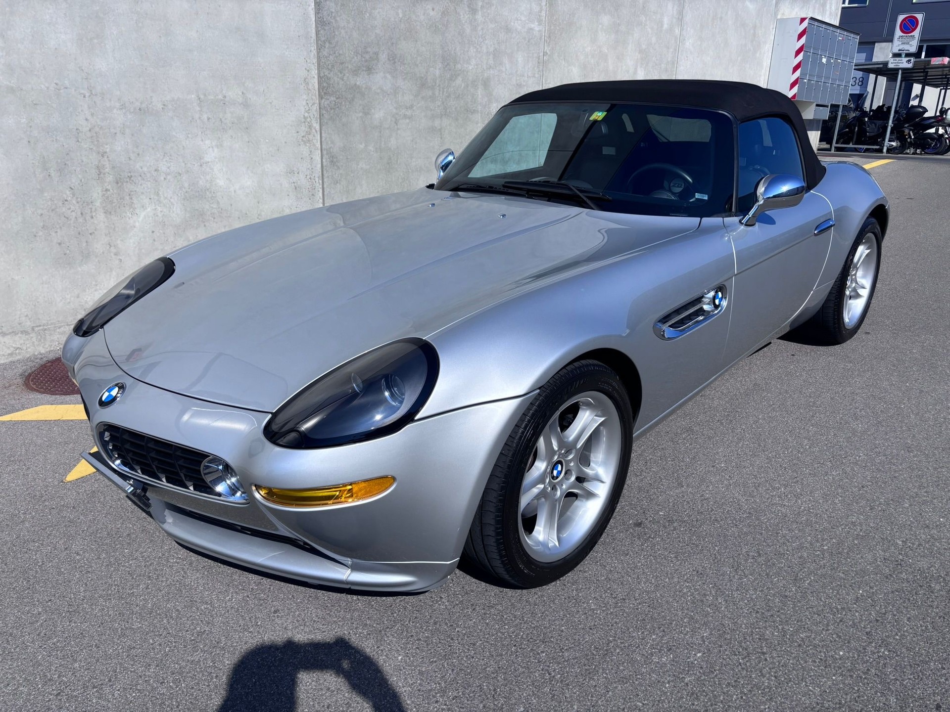 BMW Z8 Roadster-showroom-element-2