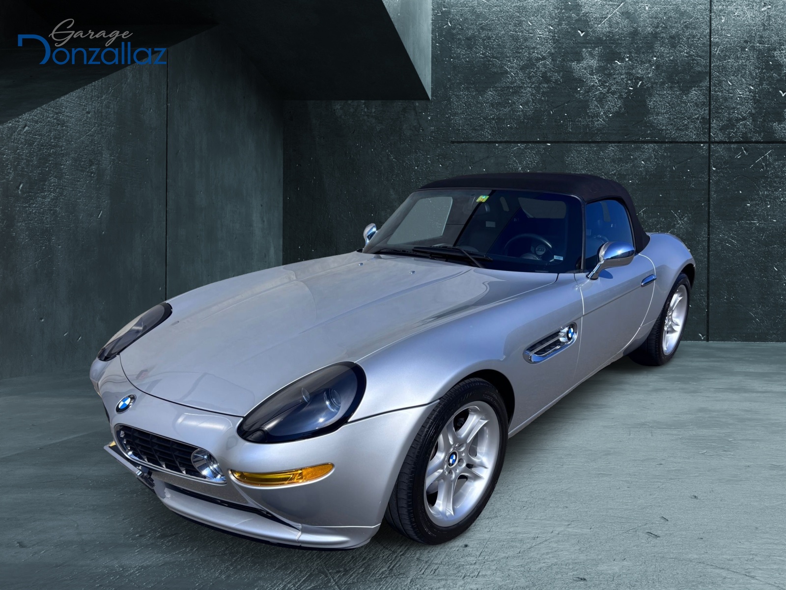 BMW Z8 Roadster-showroom-element-2