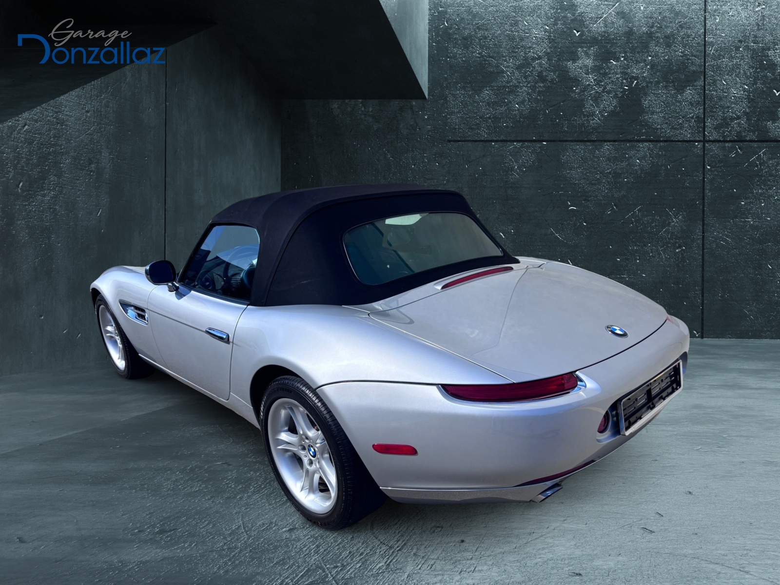 BMW Z8 Roadster-showroom-element-3