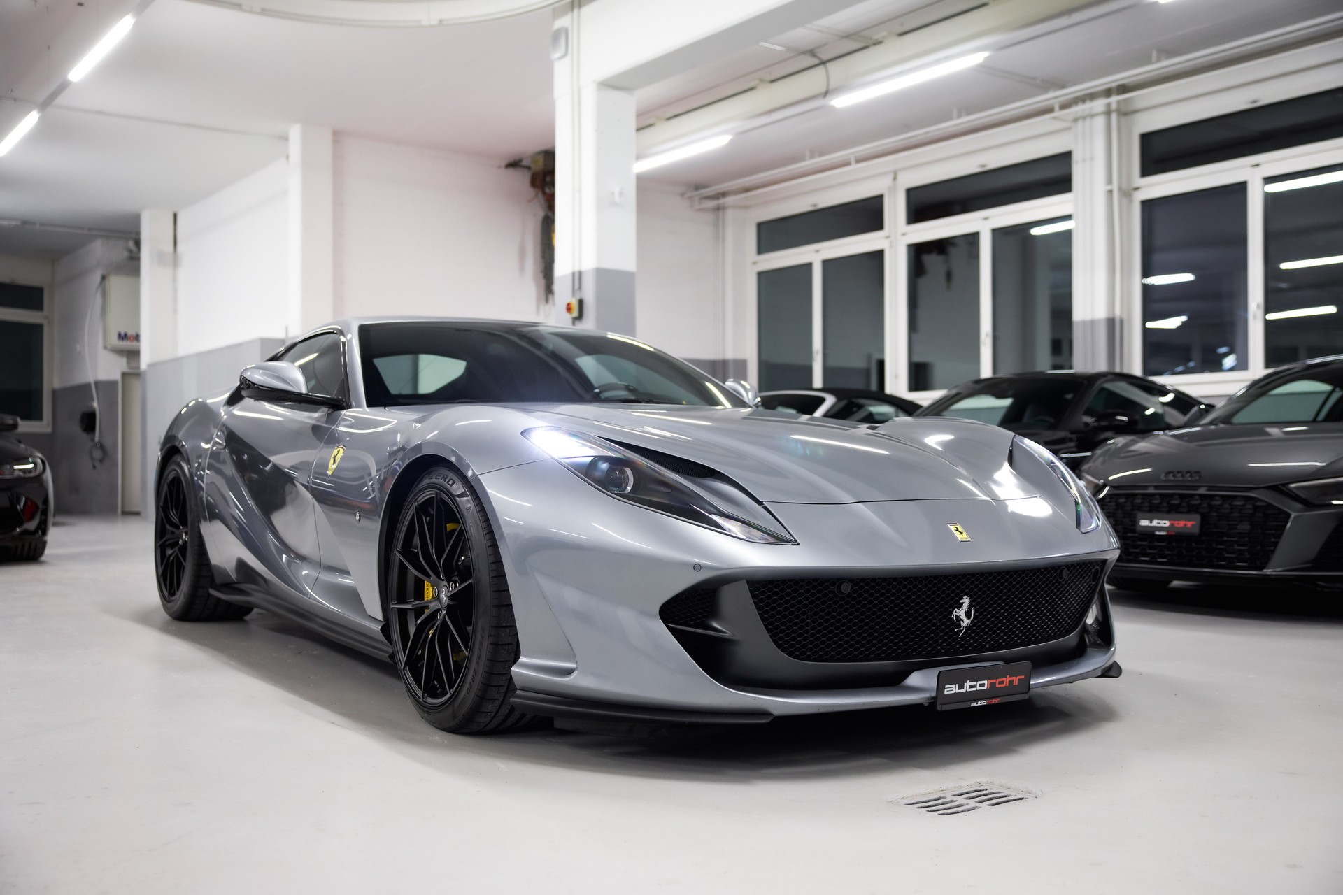 FERRARI 812 Superfast-showroom-element-2