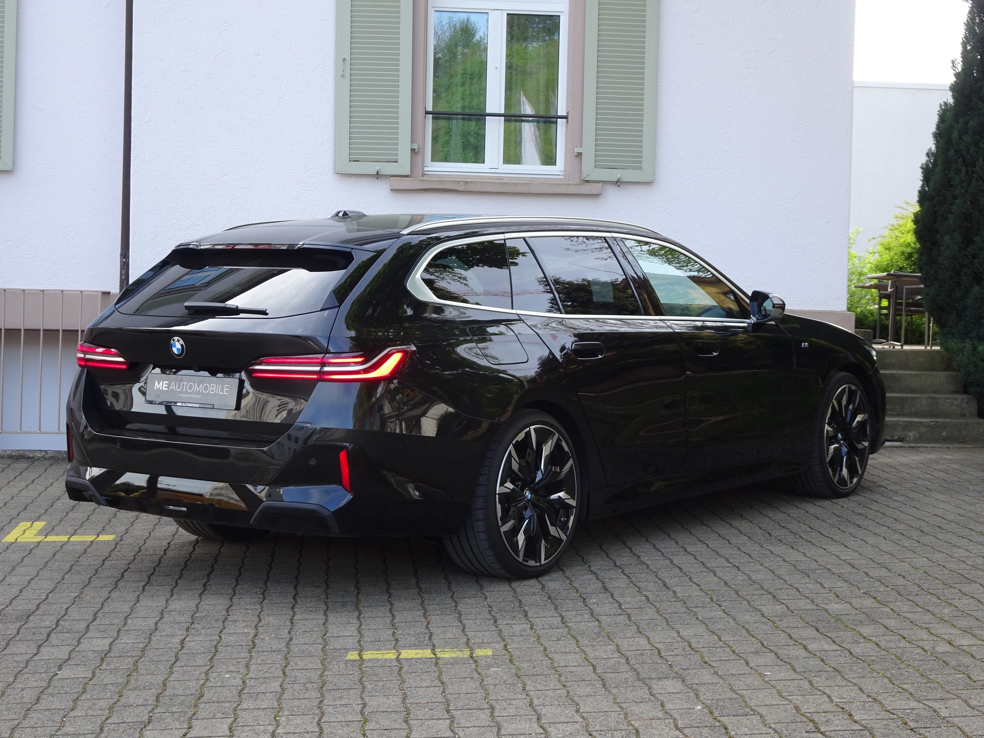 BMW 540d xDrive 48V Touring M Sport Steptronic-image-2
