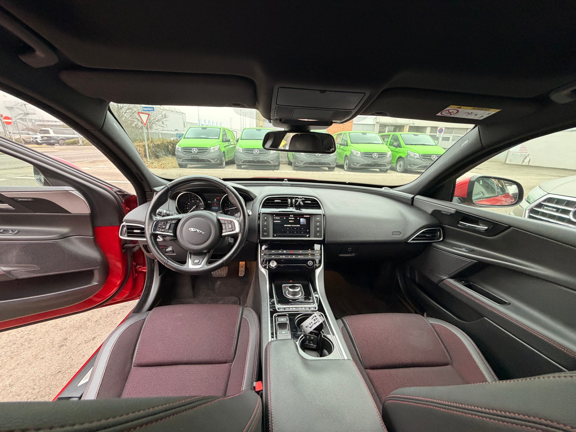 JAGUAR XE 20d R-Sport Automat-image-4