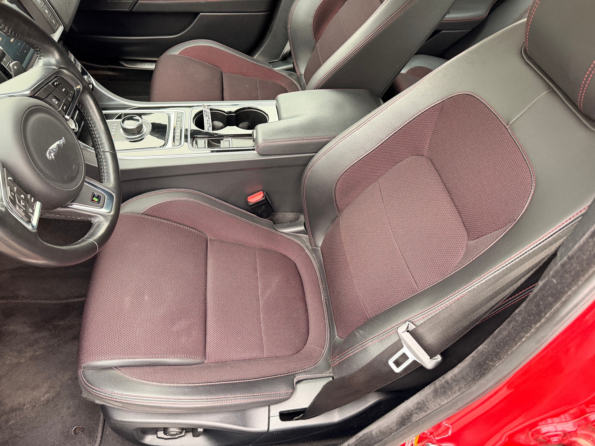 JAGUAR XE 20d R-Sport Automat-image-5