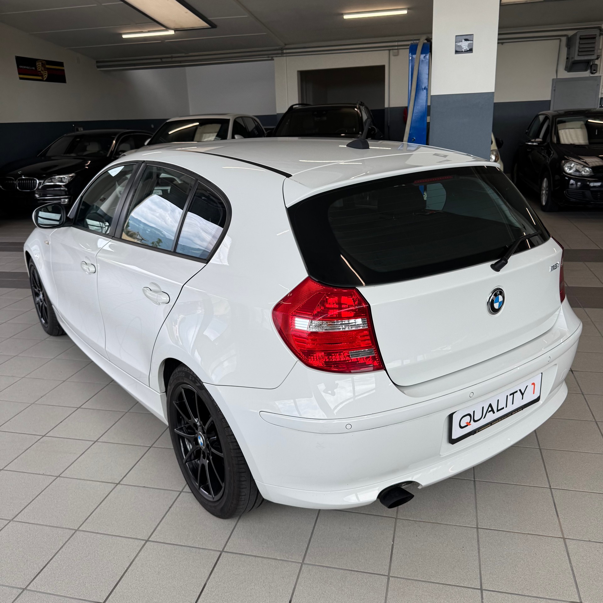 BMW 116i-showroom-element-3