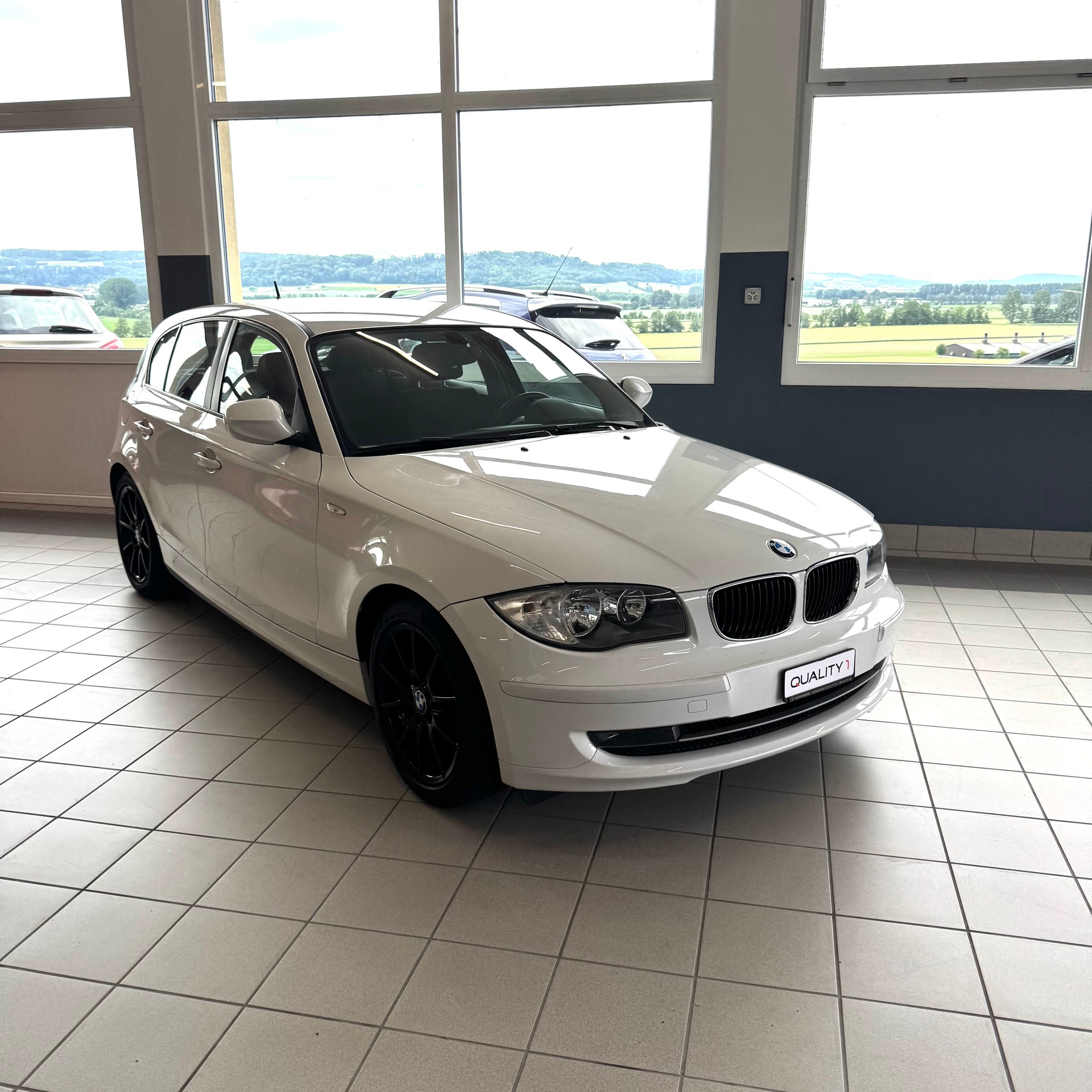BMW 116i-showroom-element-2