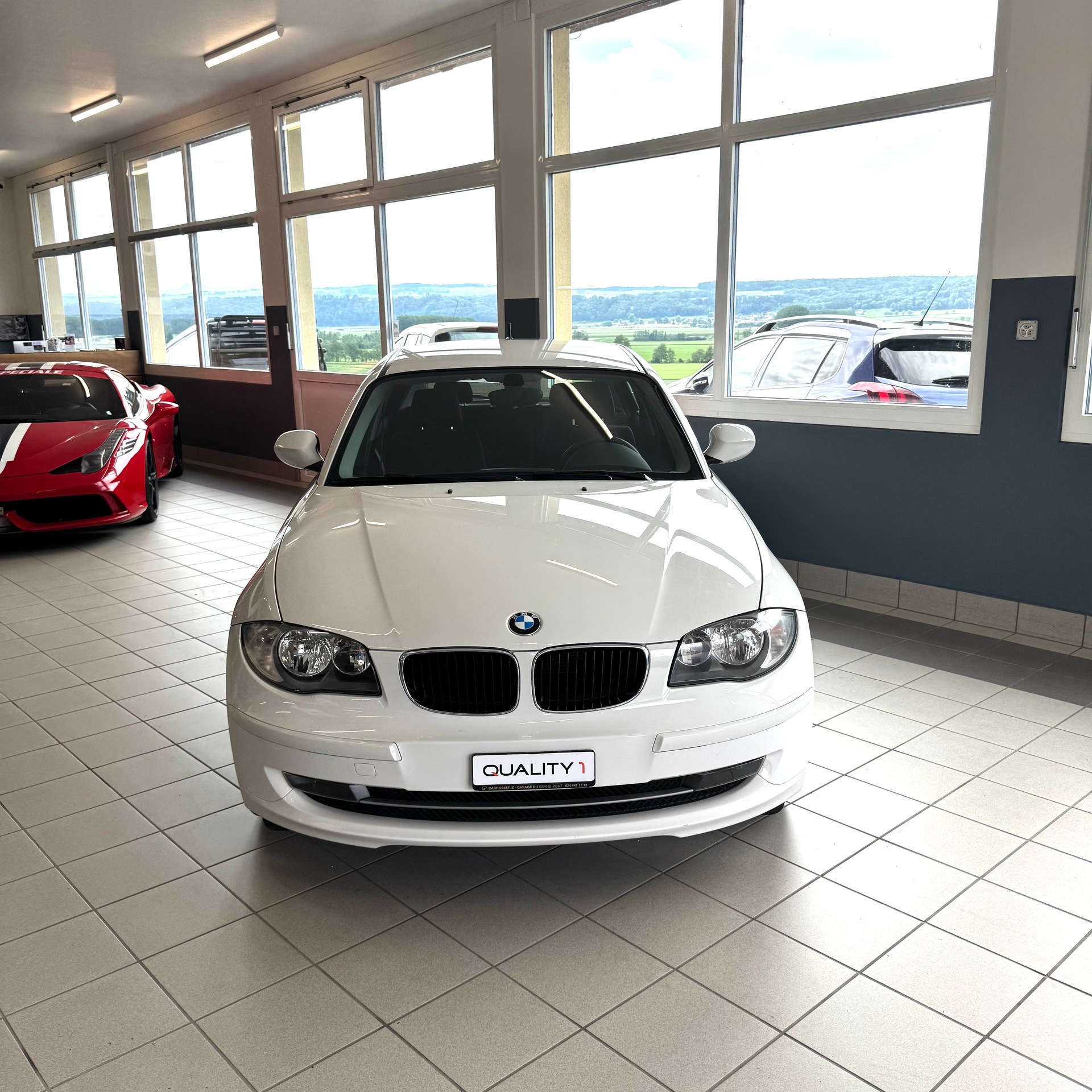 BMW 116i-showroom-element-1