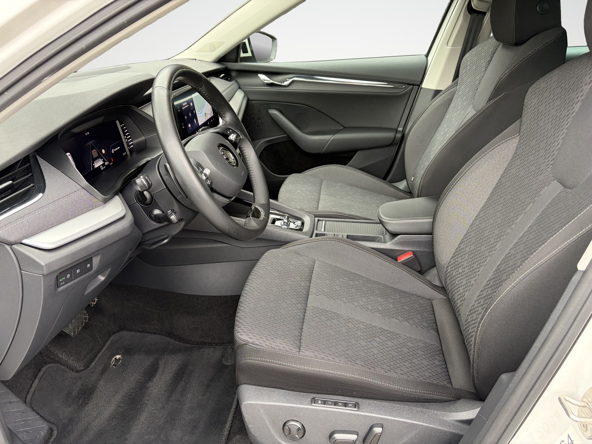 SKODA Octavia Combi 2.0 TDI DSG Style-image-10