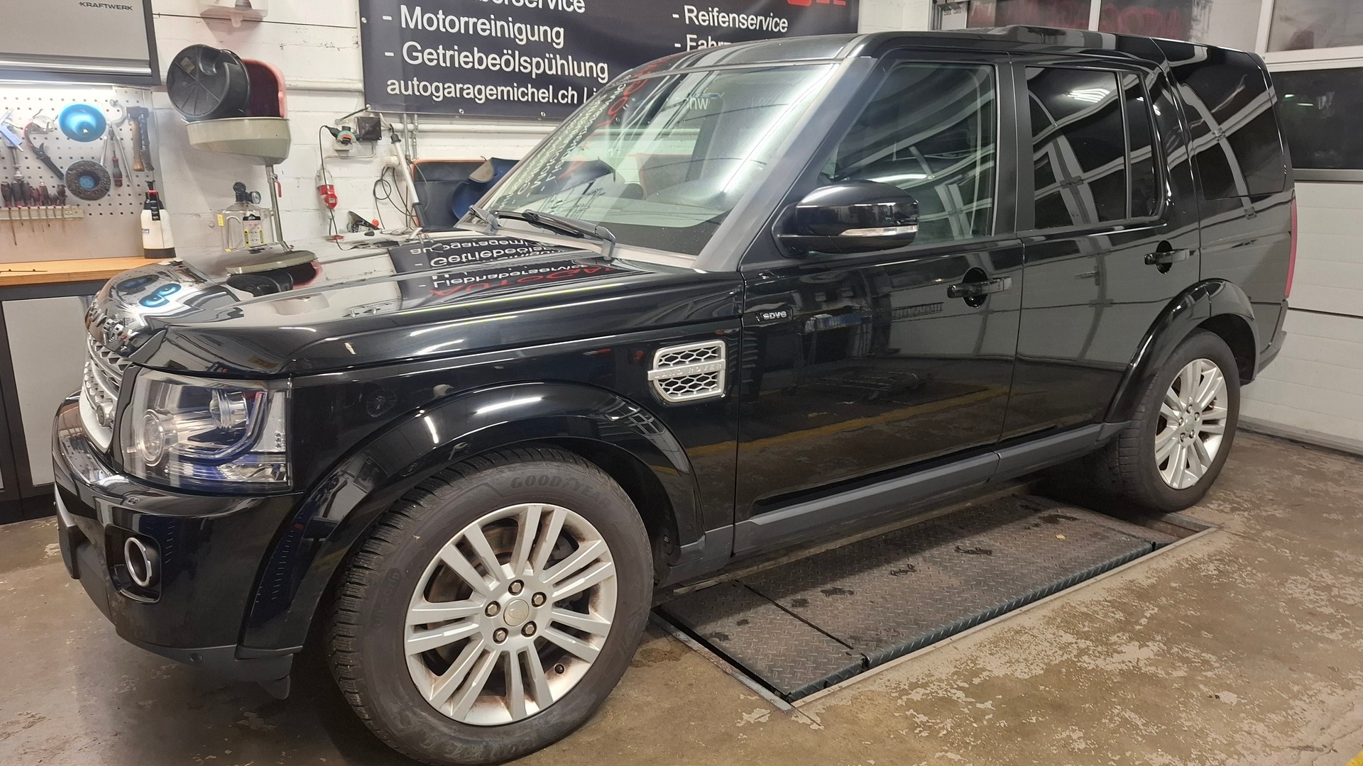 LAND ROVER Discovery 3.0 SDV6 HSE Automatic-showroom-element-1