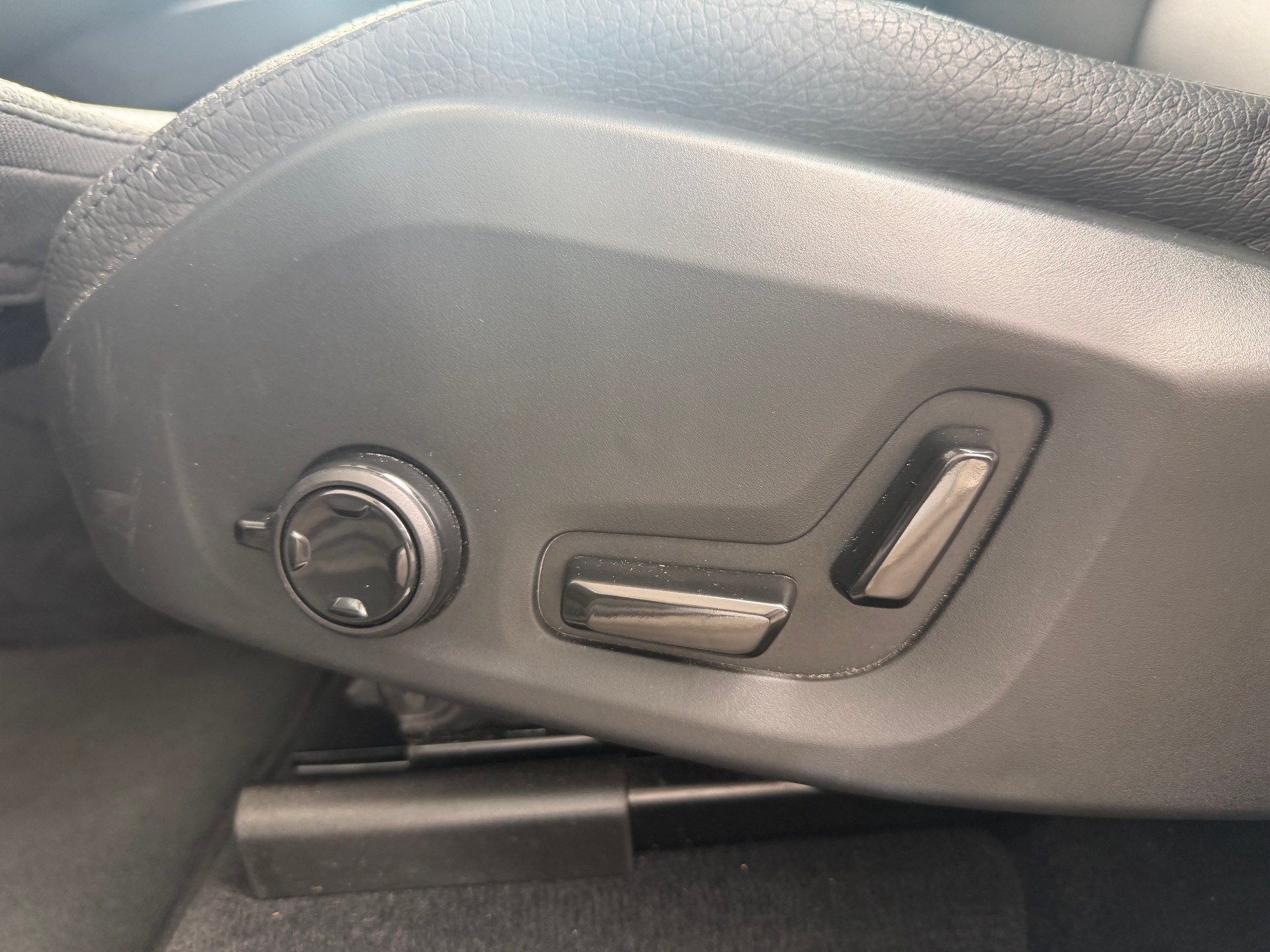 VOLVO XC60 T6 eAWD Ultimate Bright Geartronic-image-4