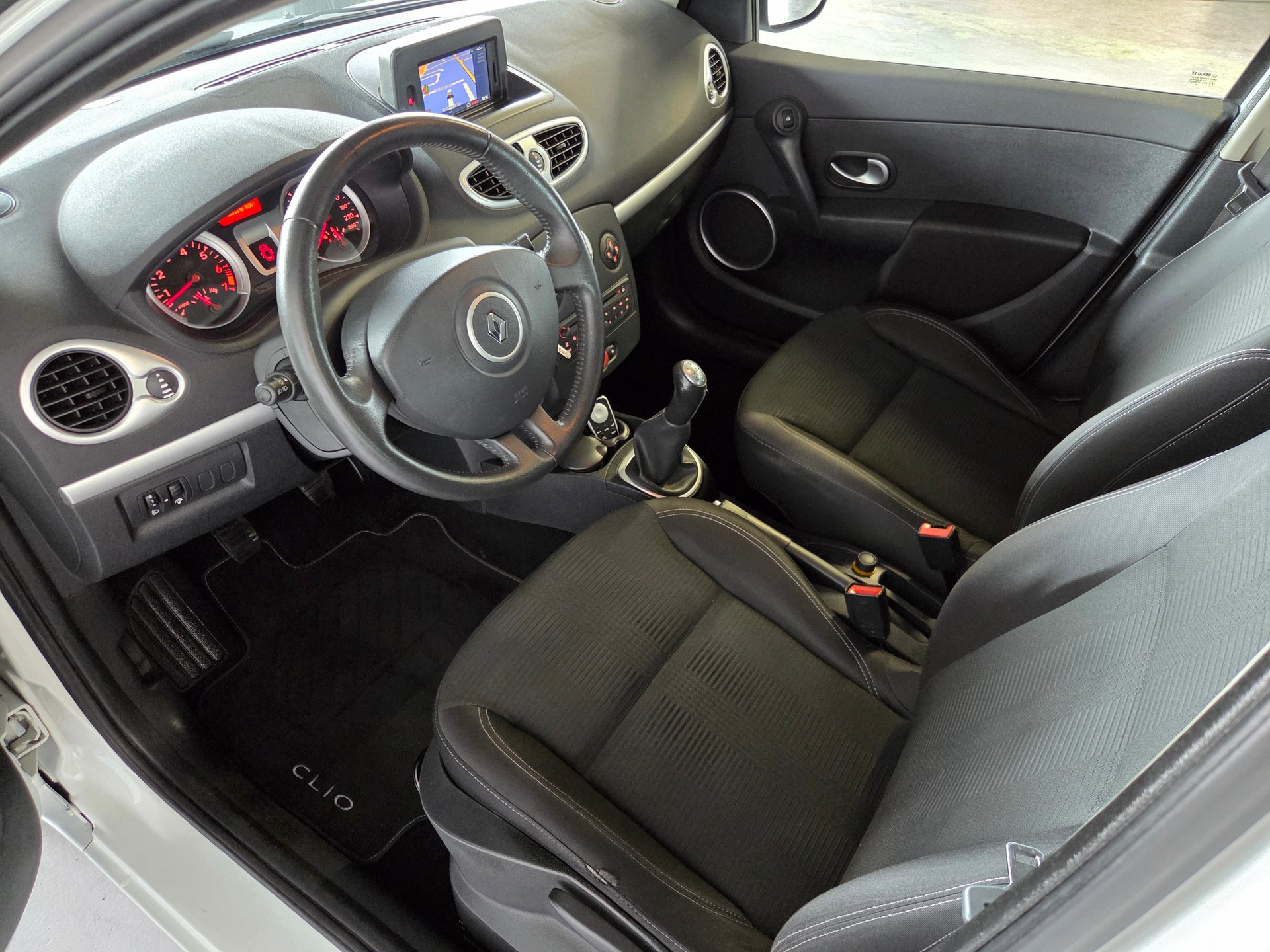 RENAULT Clio 1.2 TCe 100 Expression-image-9