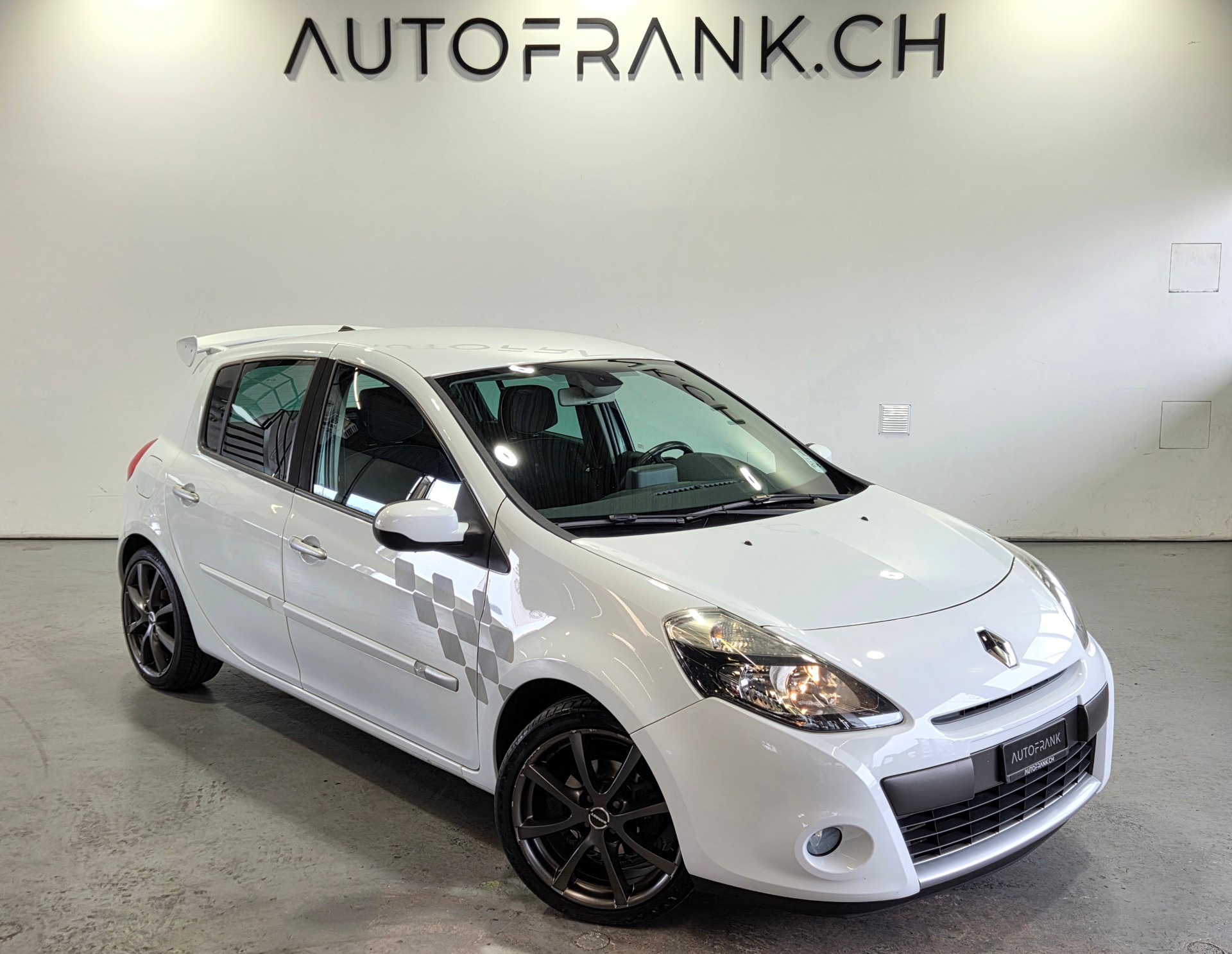 RENAULT Clio 1.2 TCe 100 Expression-showroom-element-1