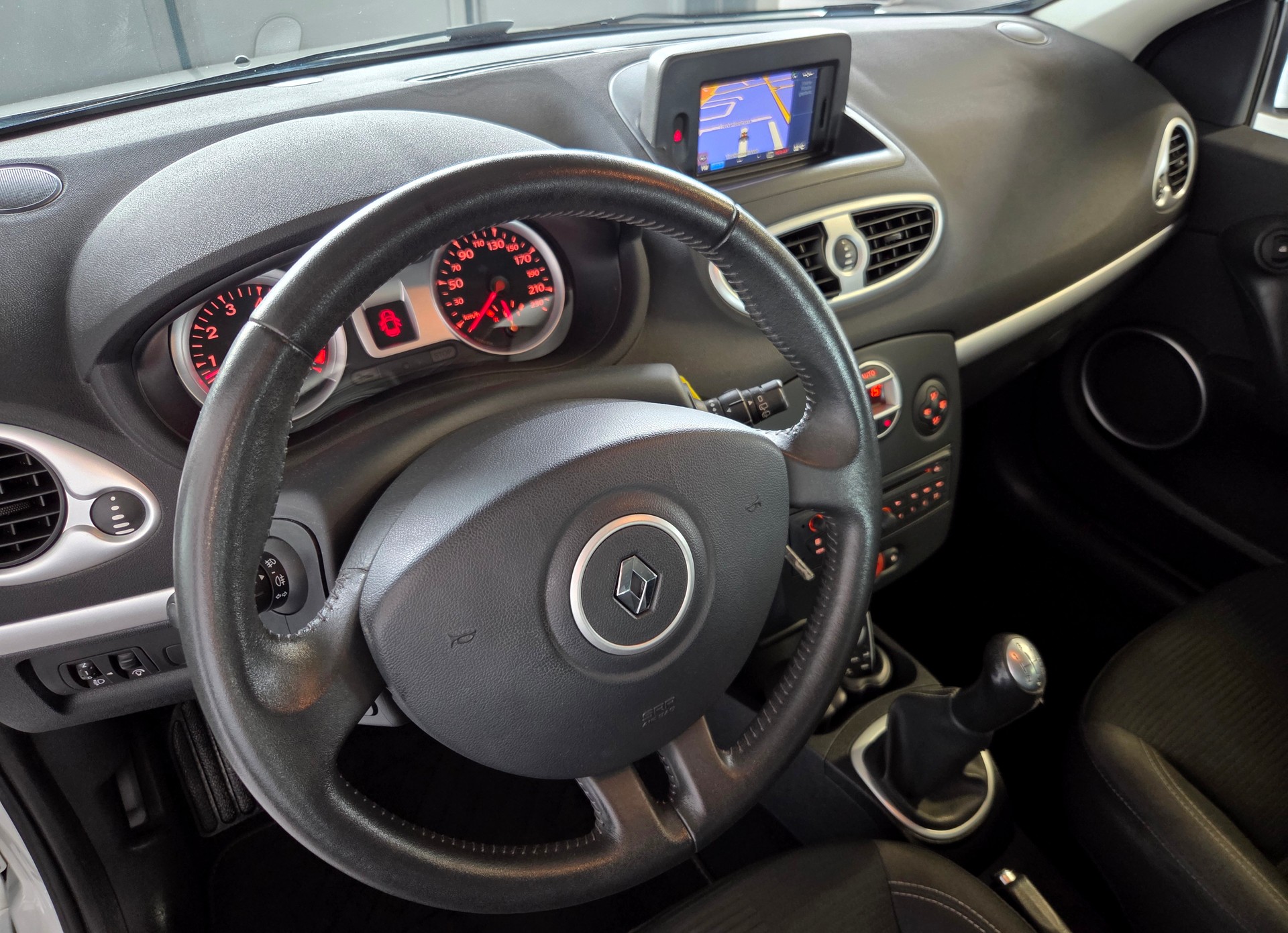 RENAULT Clio 1.2 TCe 100 Expression-image-13