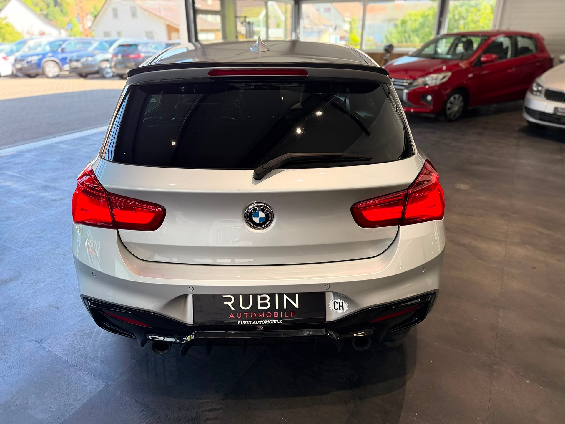 BMW M135i xDrive Steptronic-showroom-element-3