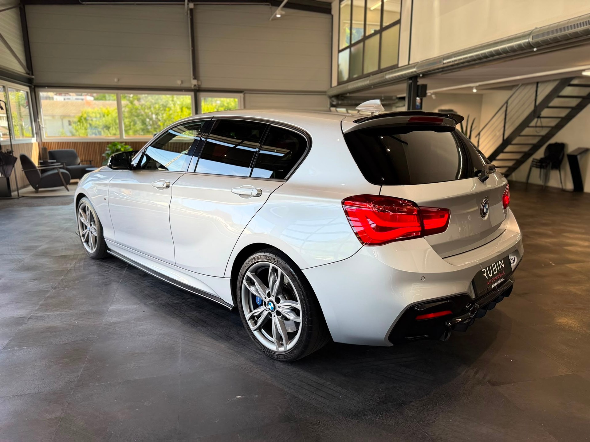 BMW M135i xDrive Steptronic-showroom-element-2