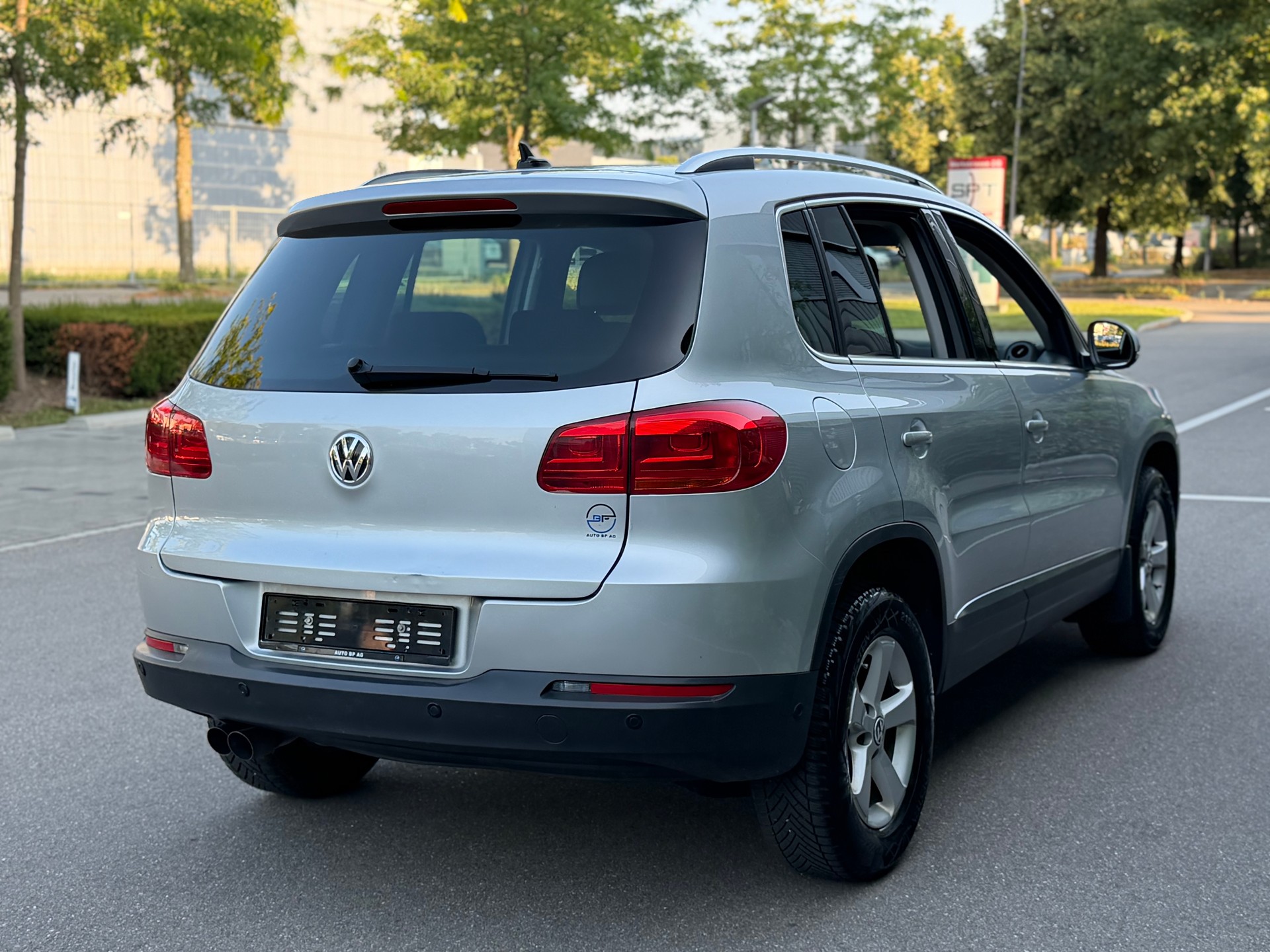 VW Tiguan 2.0 TDI BlueMotion Sport&Style 4Motion DSG-image-3