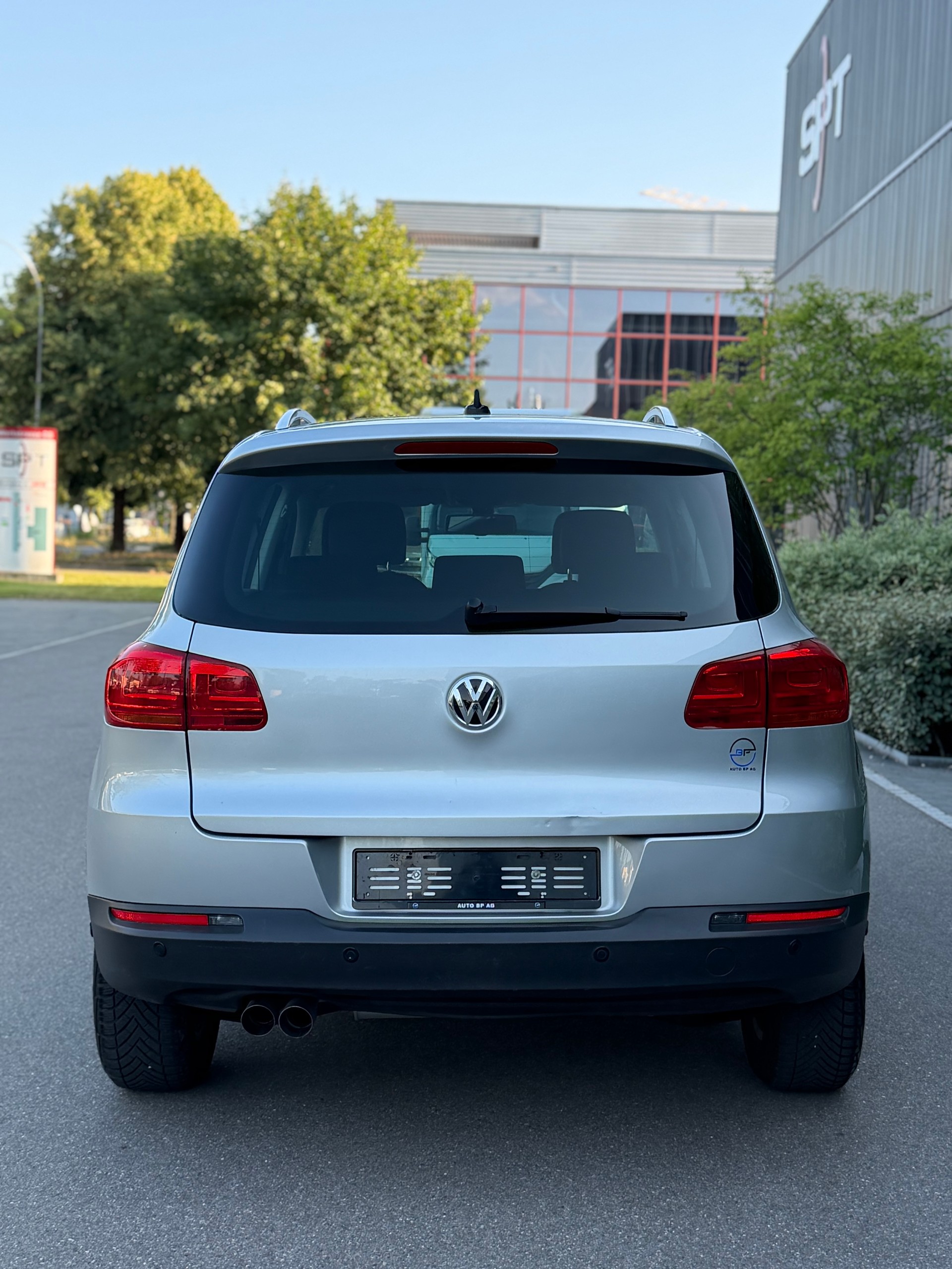 VW Tiguan 2.0 TDI BlueMotion Sport&Style 4Motion DSG-image-2