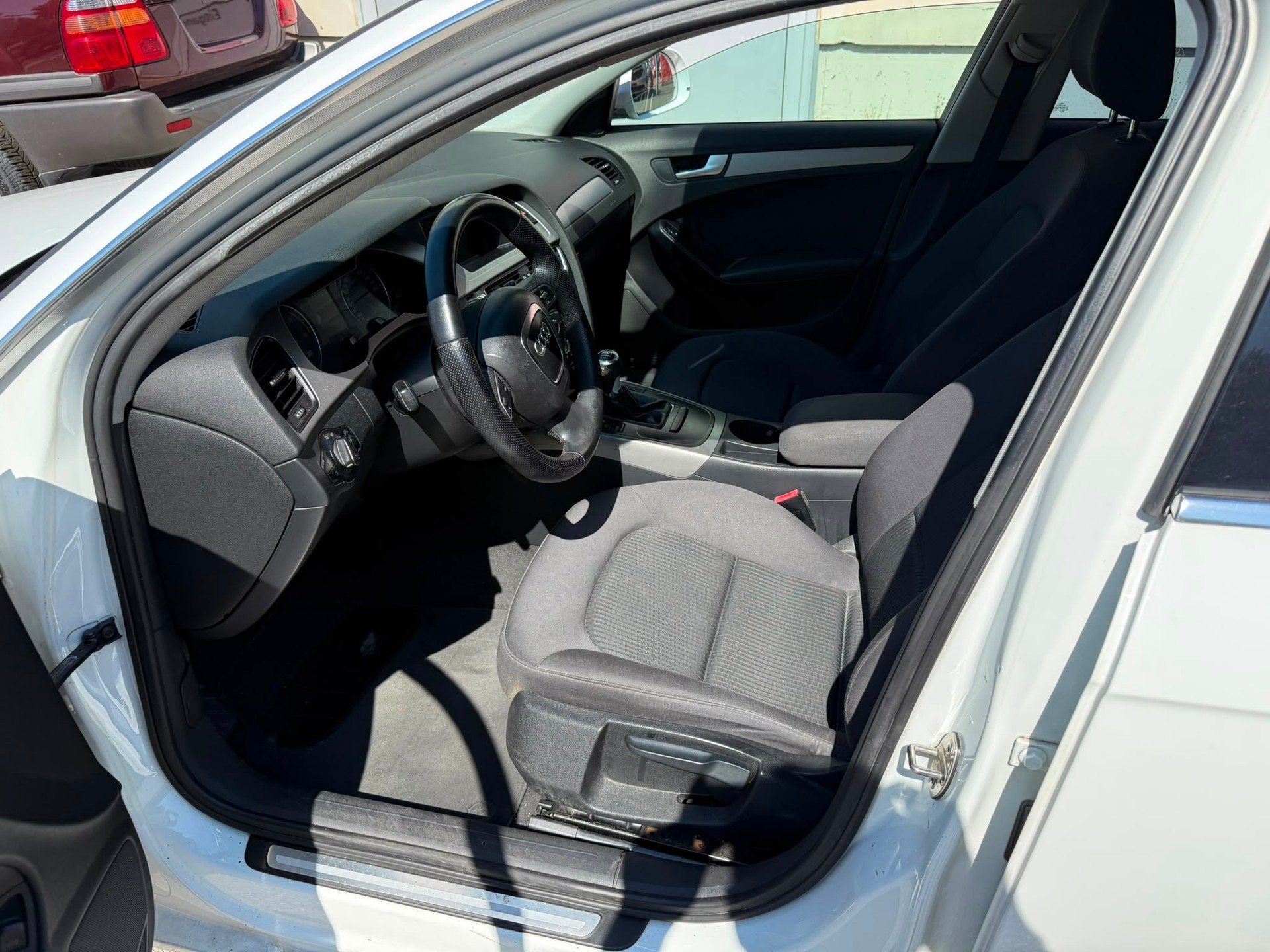 AUDI A4 Limousine 2.0 TDI-image-6