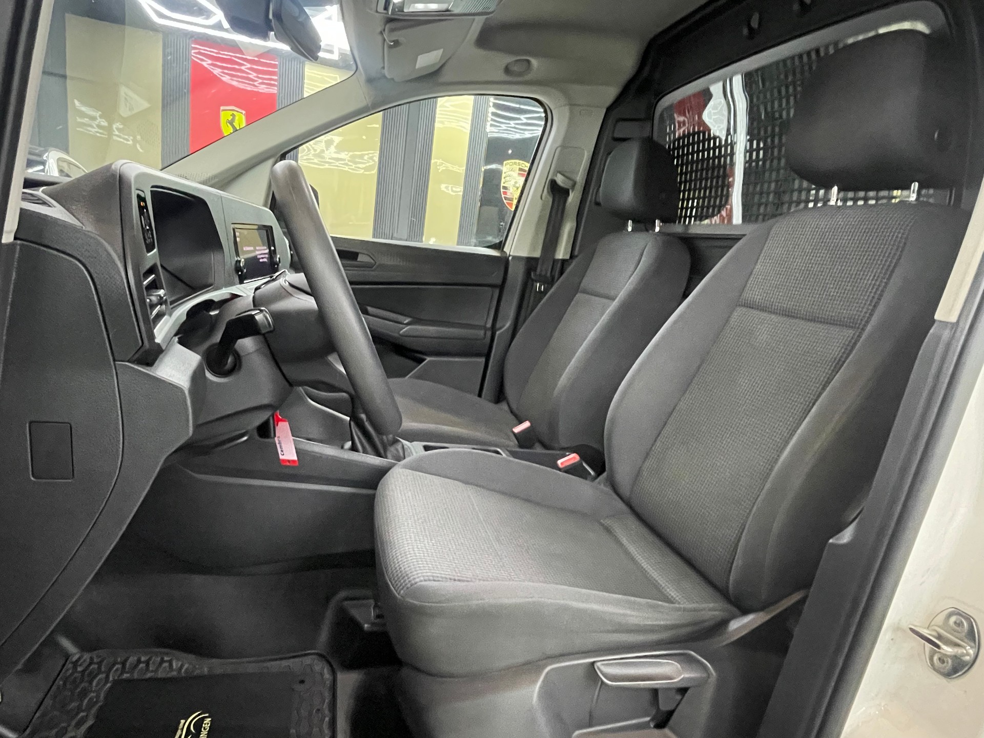 VW Caddy Cargo 2.0TDI 4Motion-image-9