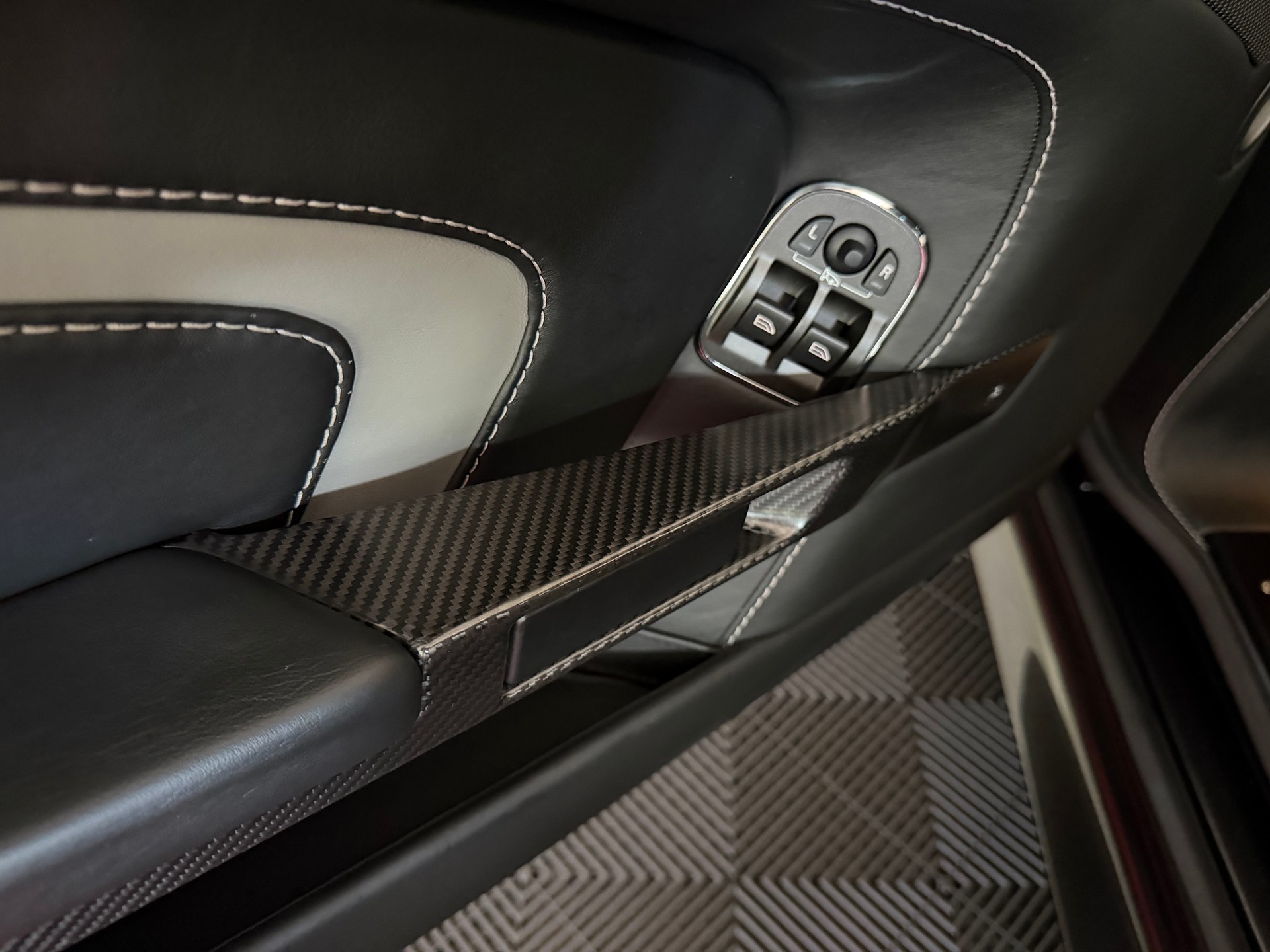 ASTON MARTIN V12 Vantage 5.9 S-image-17