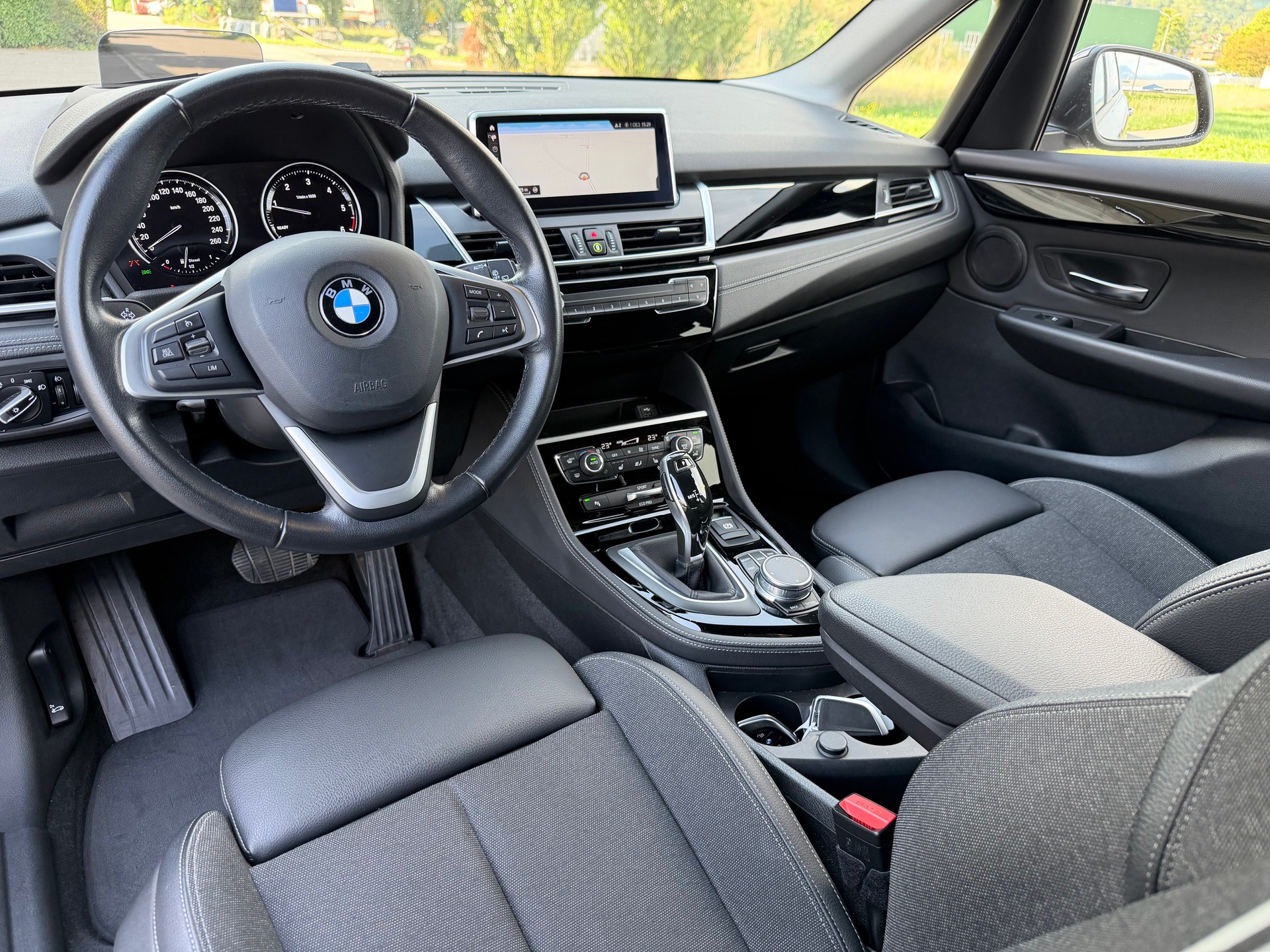 BMW 218d xDrive Active Tourer Steptronic Sport Line-image-4