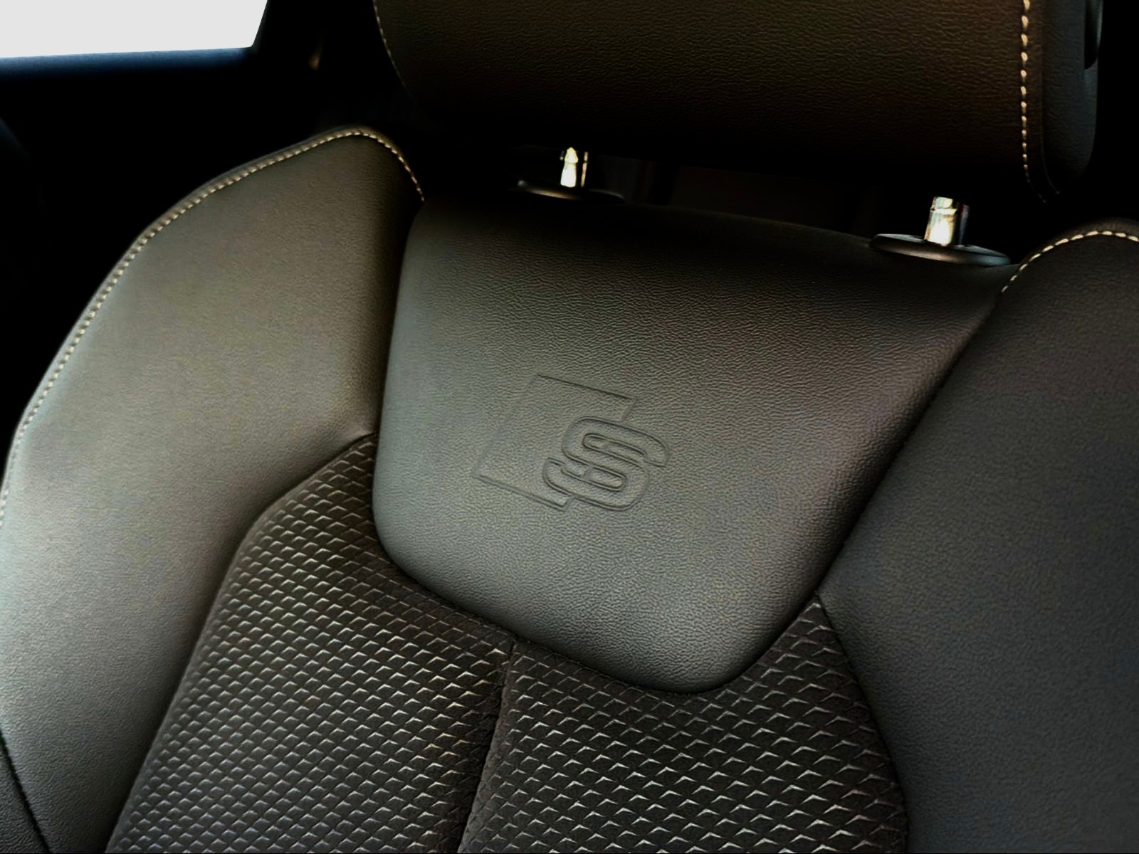 AUDI A1 City Carver 30 TFSI Attraction S-tronic-image-16