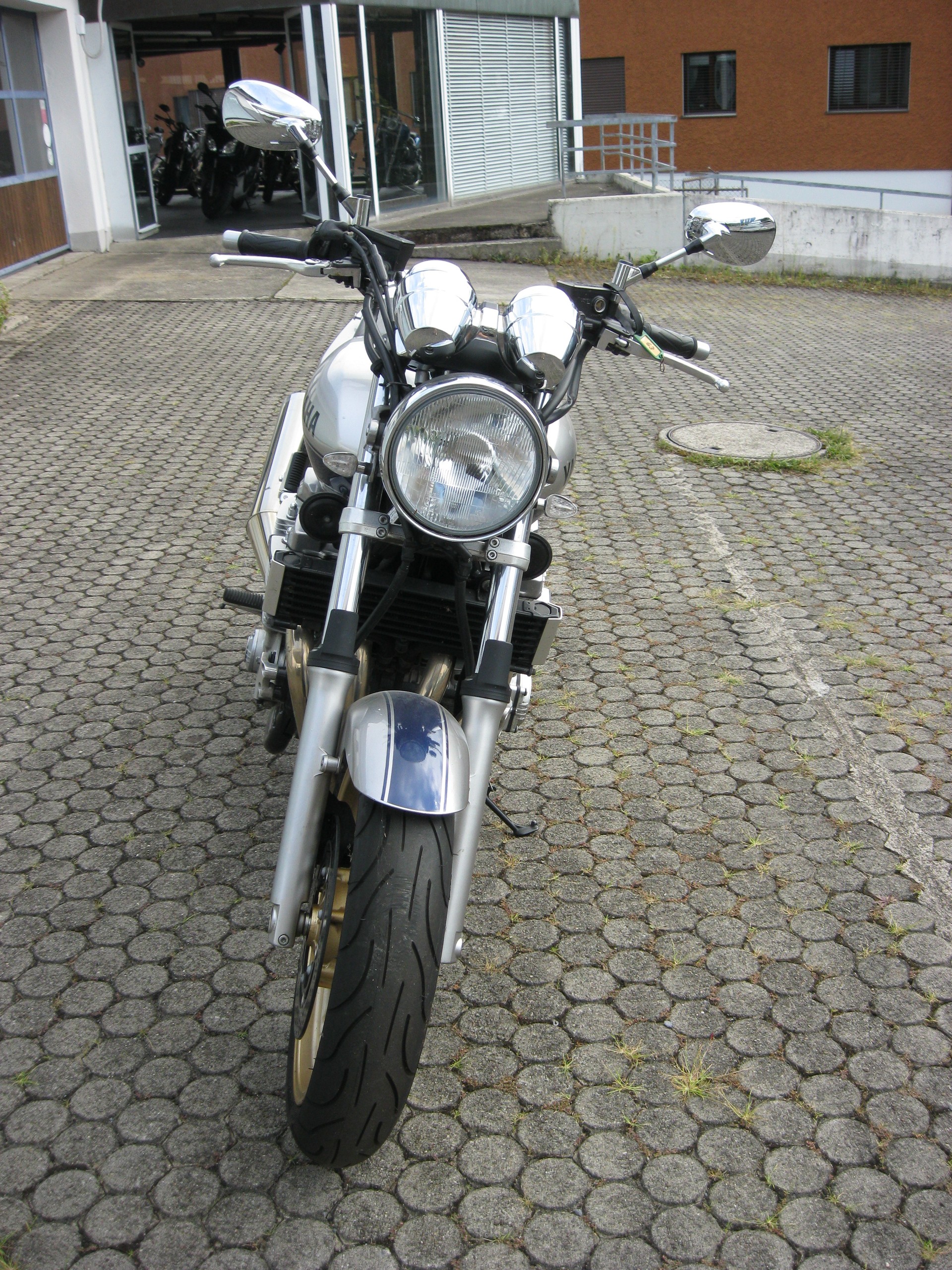 YAMAHA XJR 1300-image-2