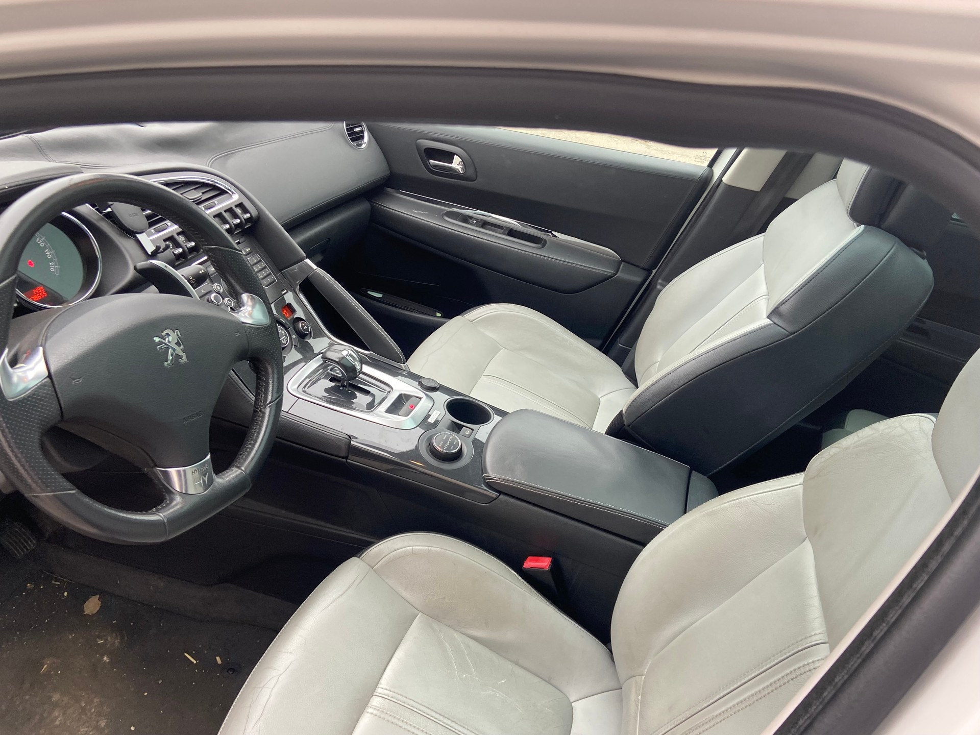 PEUGEOT 3008 HYbrid4 2.0 HDI EGS6-image-8