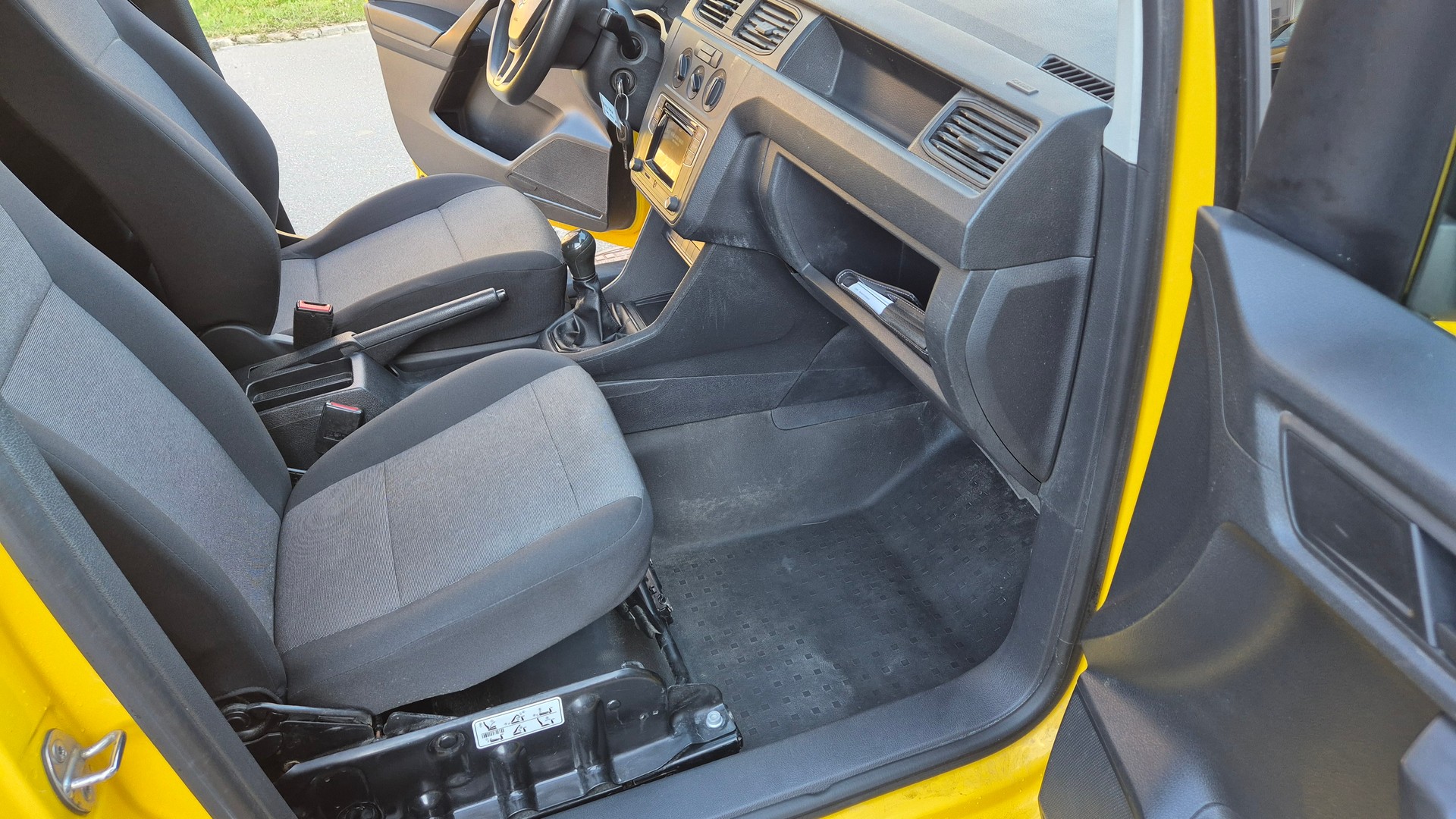 VW Caddy Maxi 1.0TSI BlueMotion Technology-image-8