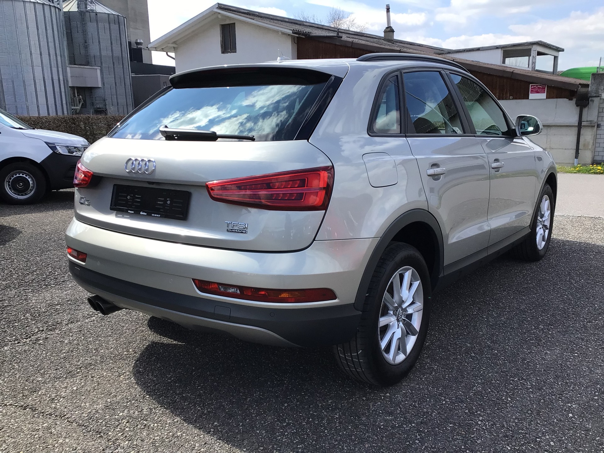 AUDI Q3 2.0 TFSI quattro S-tronic-image-14