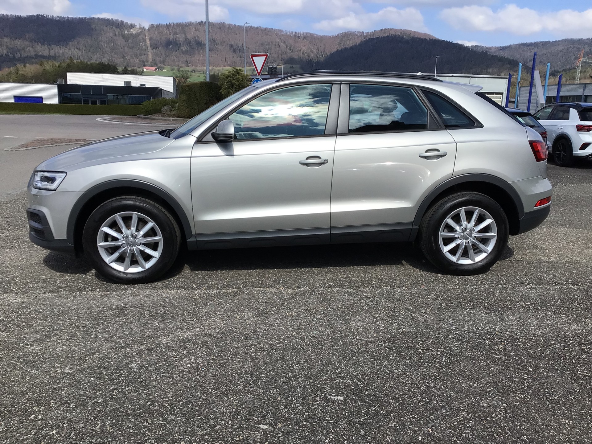 AUDI Q3 2.0 TFSI quattro S-tronic-image-15