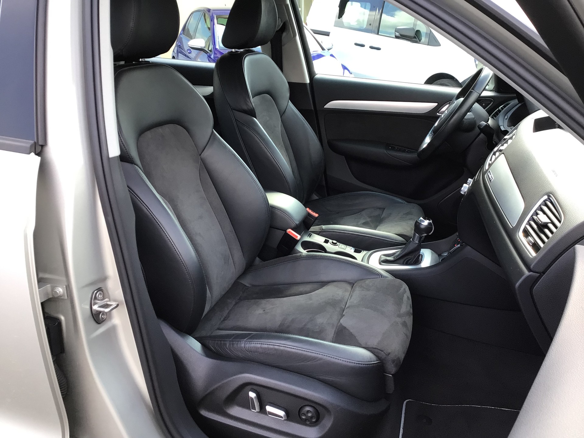 AUDI Q3 2.0 TFSI quattro S-tronic-image-7