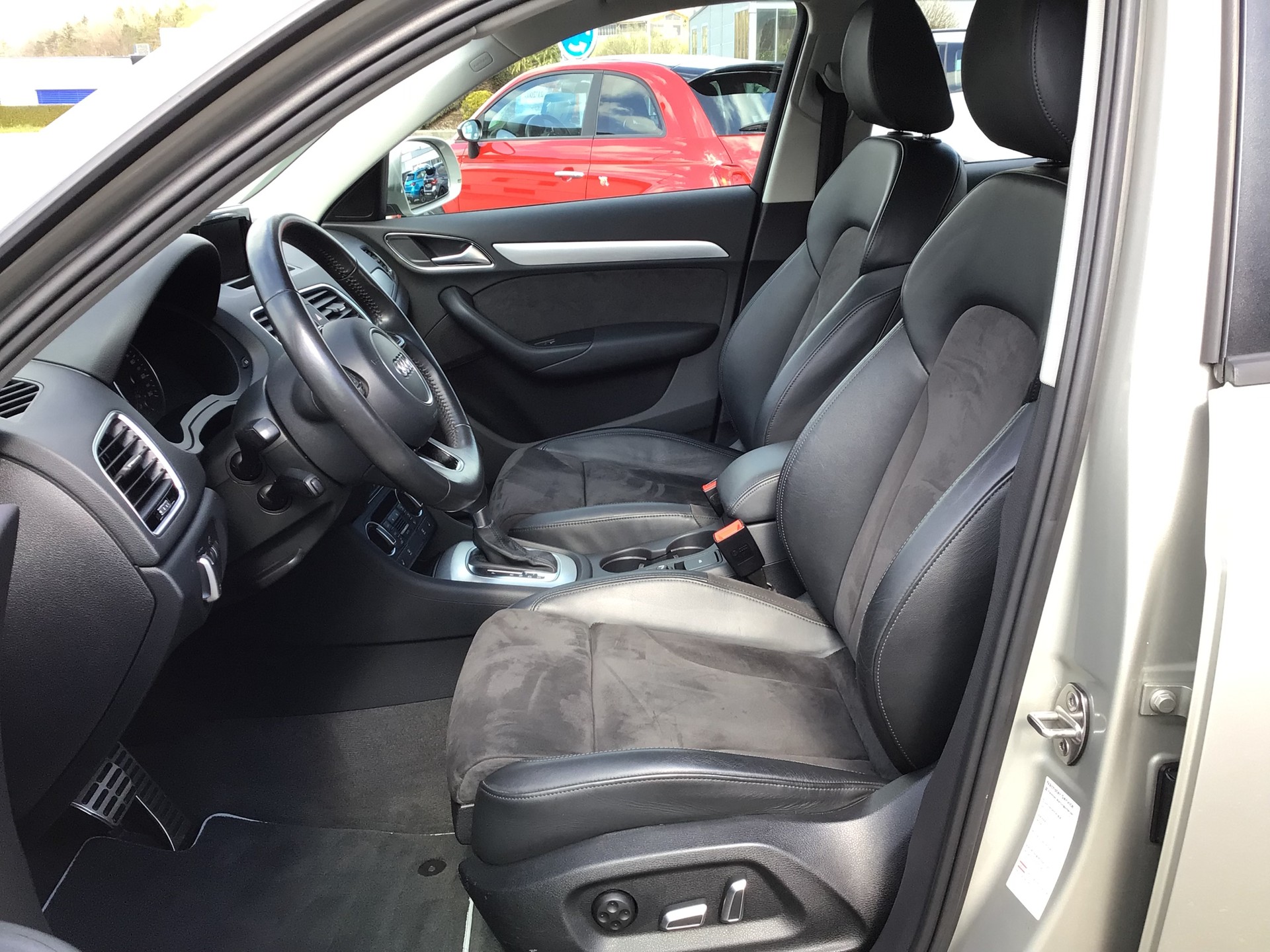 AUDI Q3 2.0 TFSI quattro S-tronic-image-5