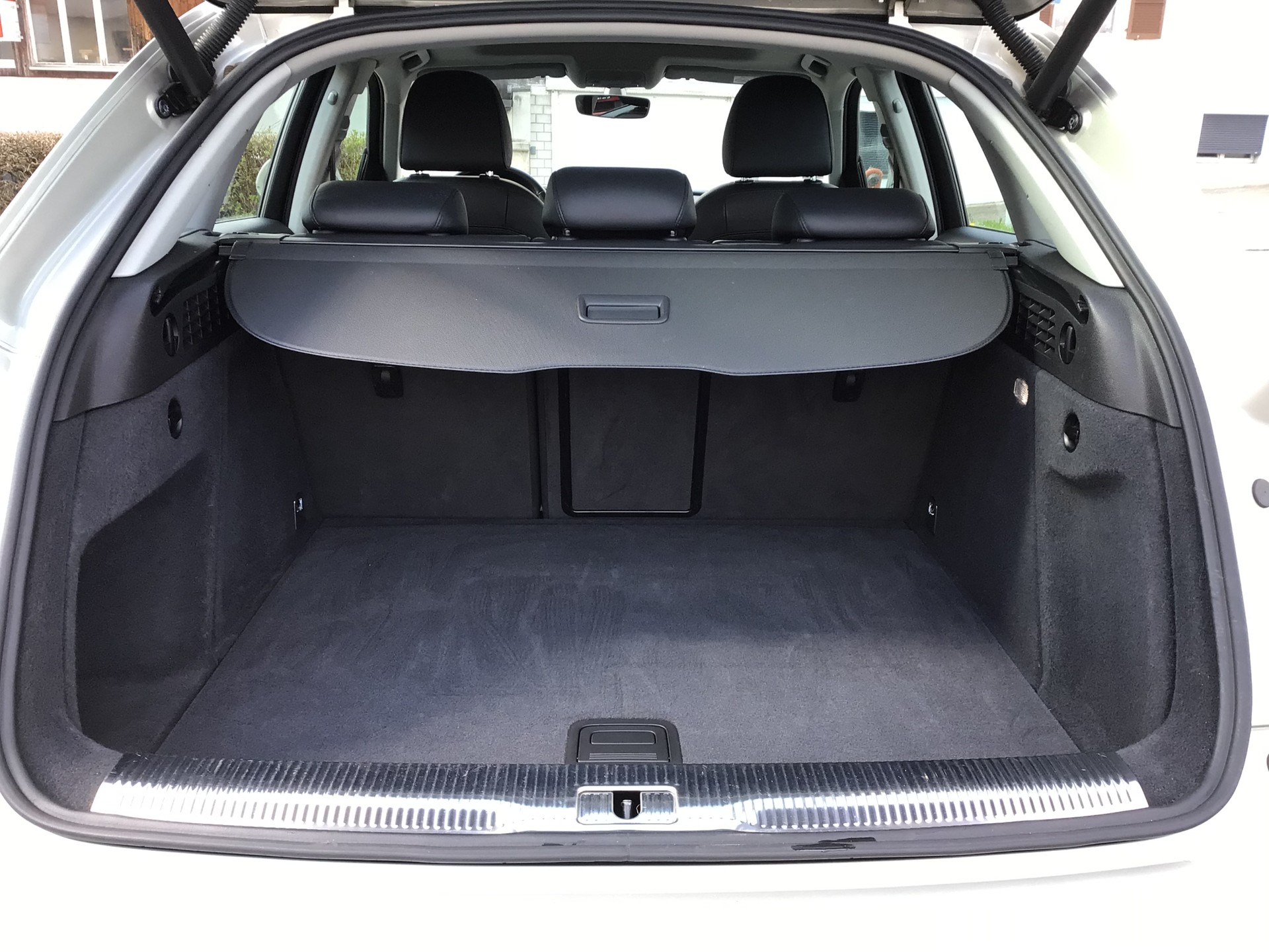 AUDI Q3 2.0 TFSI quattro S-tronic-image-12