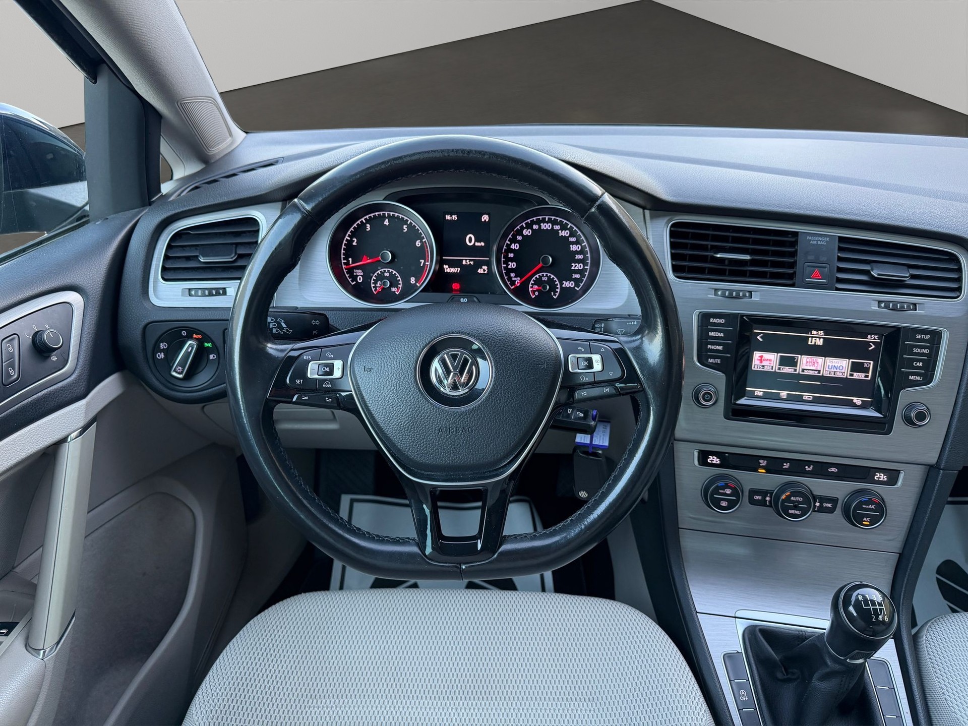 VW Golf 1.2 TSI Lounge R-Line-image-9