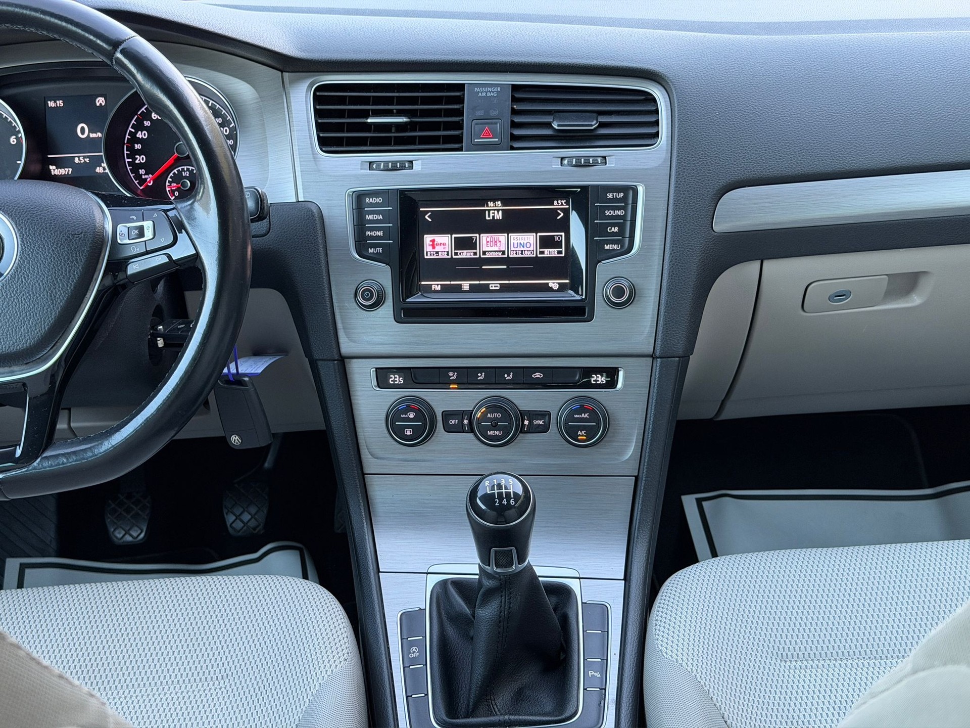 VW Golf 1.2 TSI Lounge R-Line-image-10