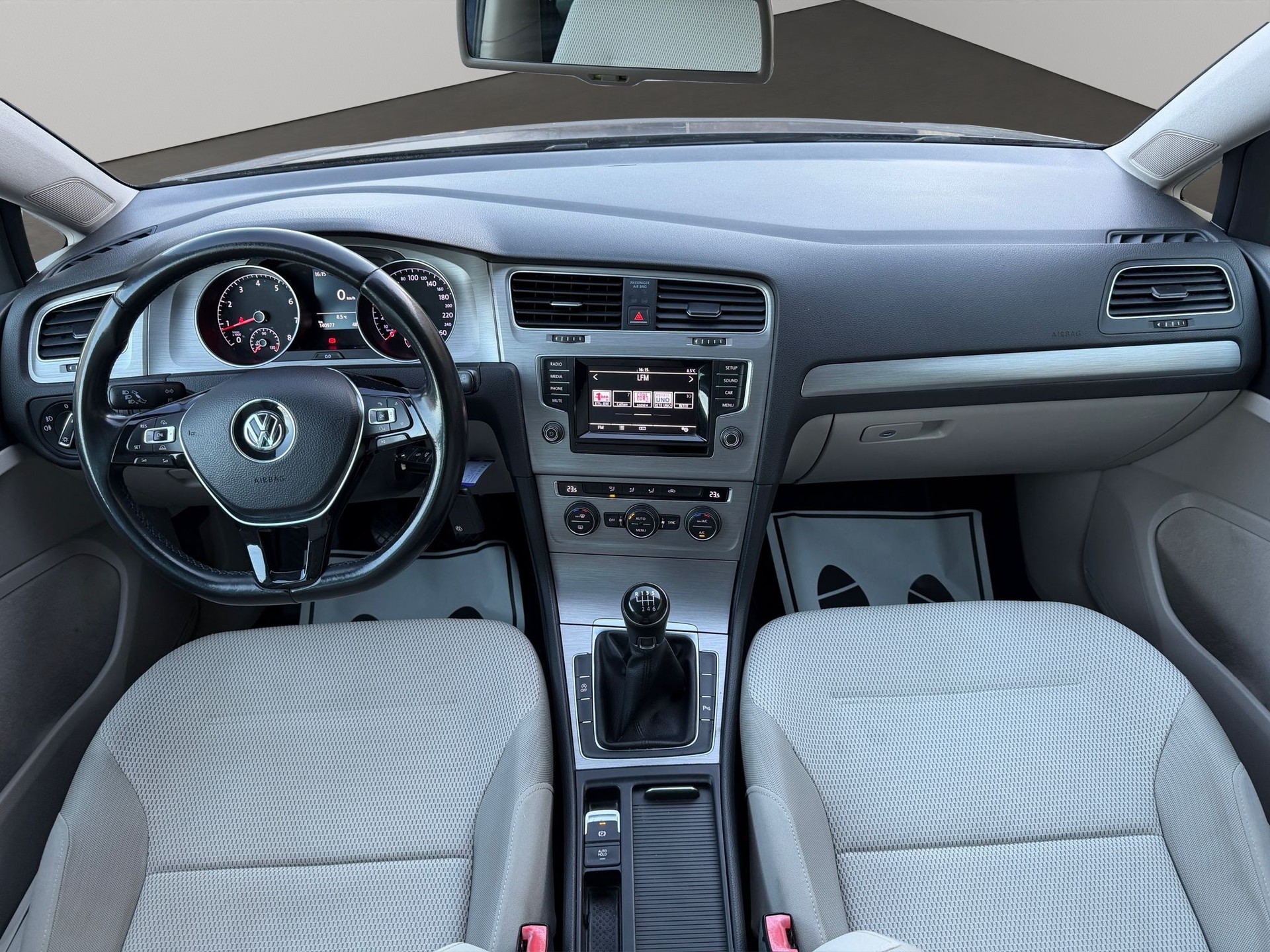VW Golf 1.2 TSI Lounge R-Line-image-8