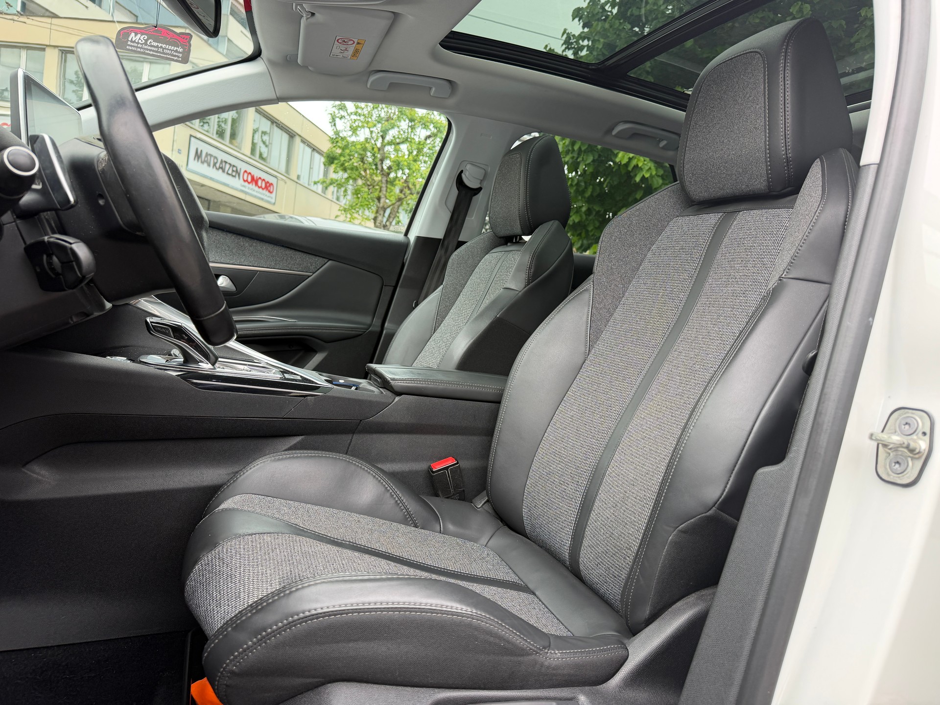 PEUGEOT 3008 1.2 PureTech Allure EAT-image-6
