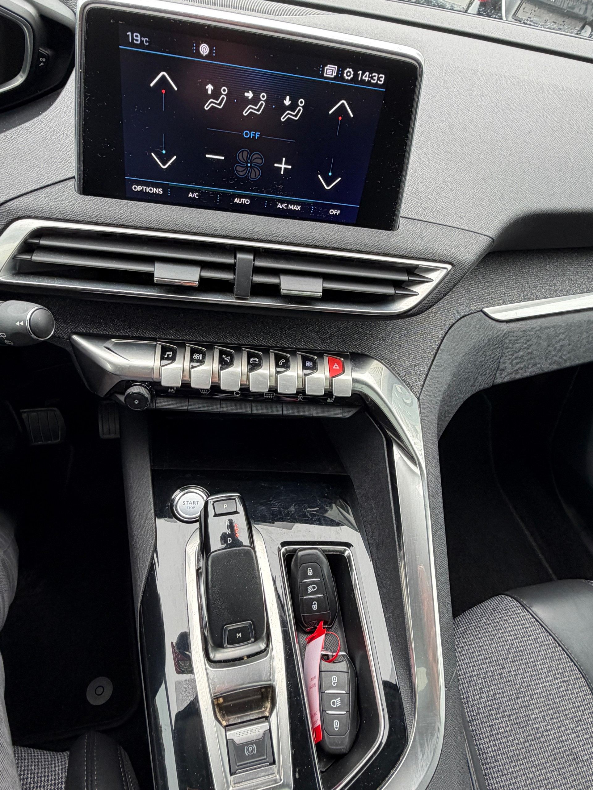 PEUGEOT 3008 1.2 PureTech Allure EAT-image-9