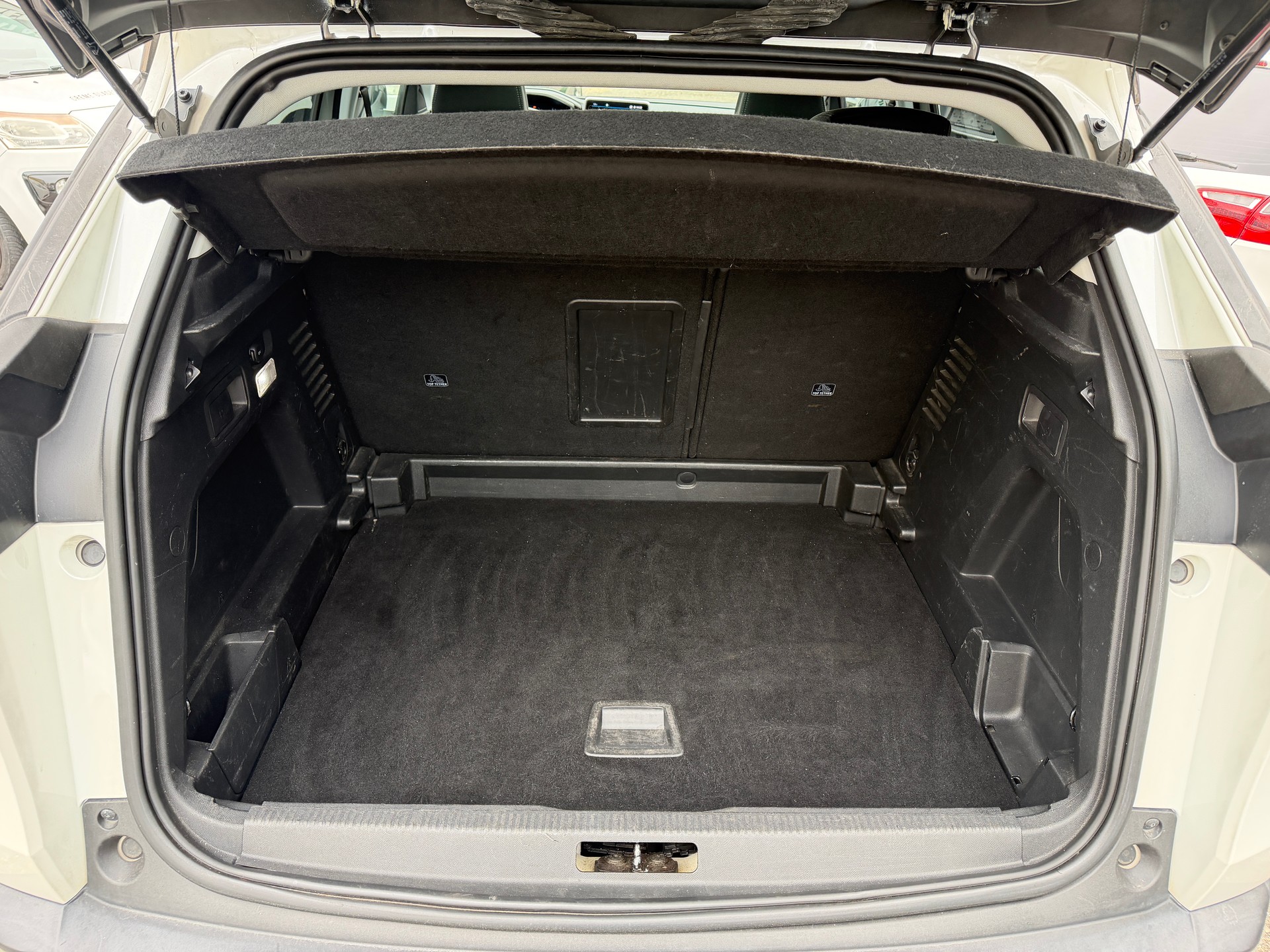 PEUGEOT 3008 1.2 PureTech Allure EAT-image-12