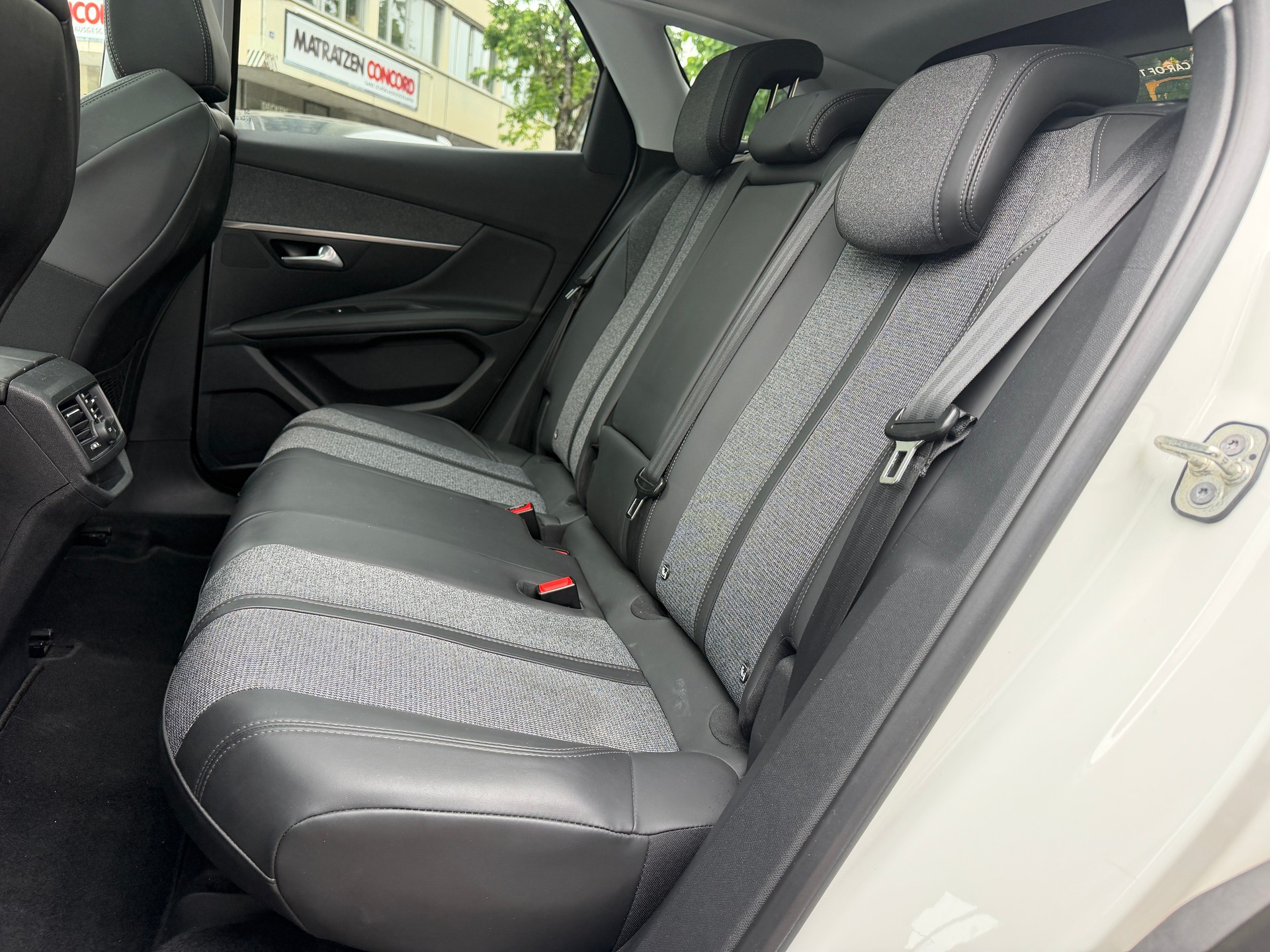 PEUGEOT 3008 1.2 PureTech Allure EAT-image-8