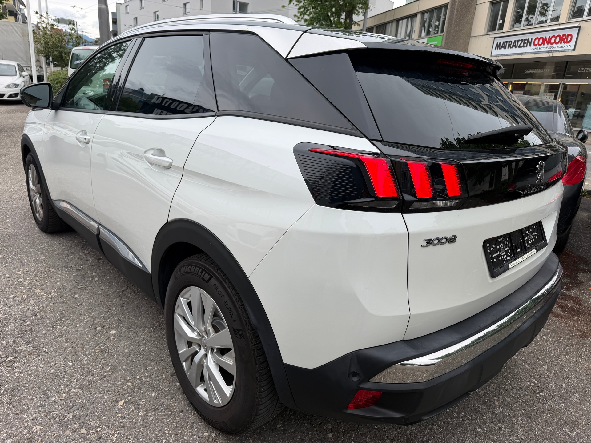 PEUGEOT 3008 1.2 PureTech Allure EAT-image-5