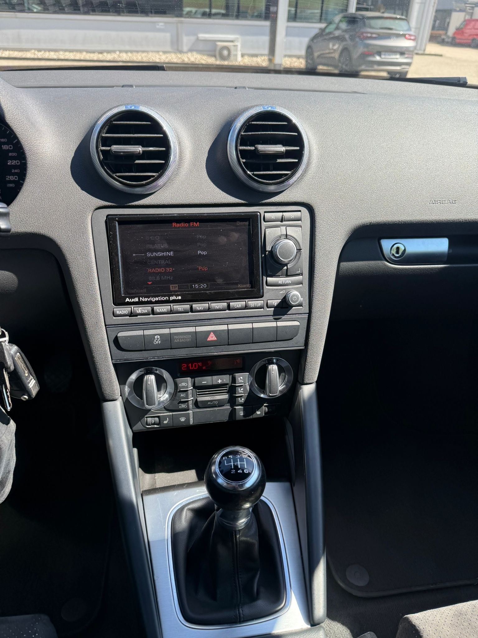 AUDI A3 Cabriolet 1.8 TFSI Ambition-image-12