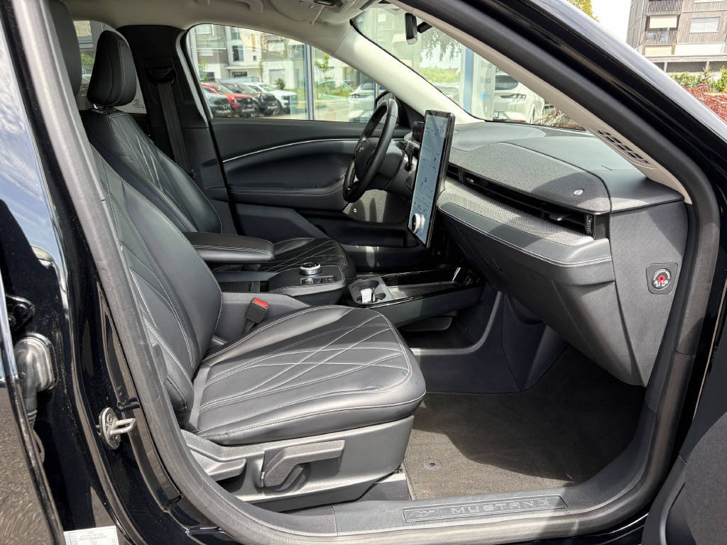 FORD Mustang Mach-E Standard-showroom-element-3