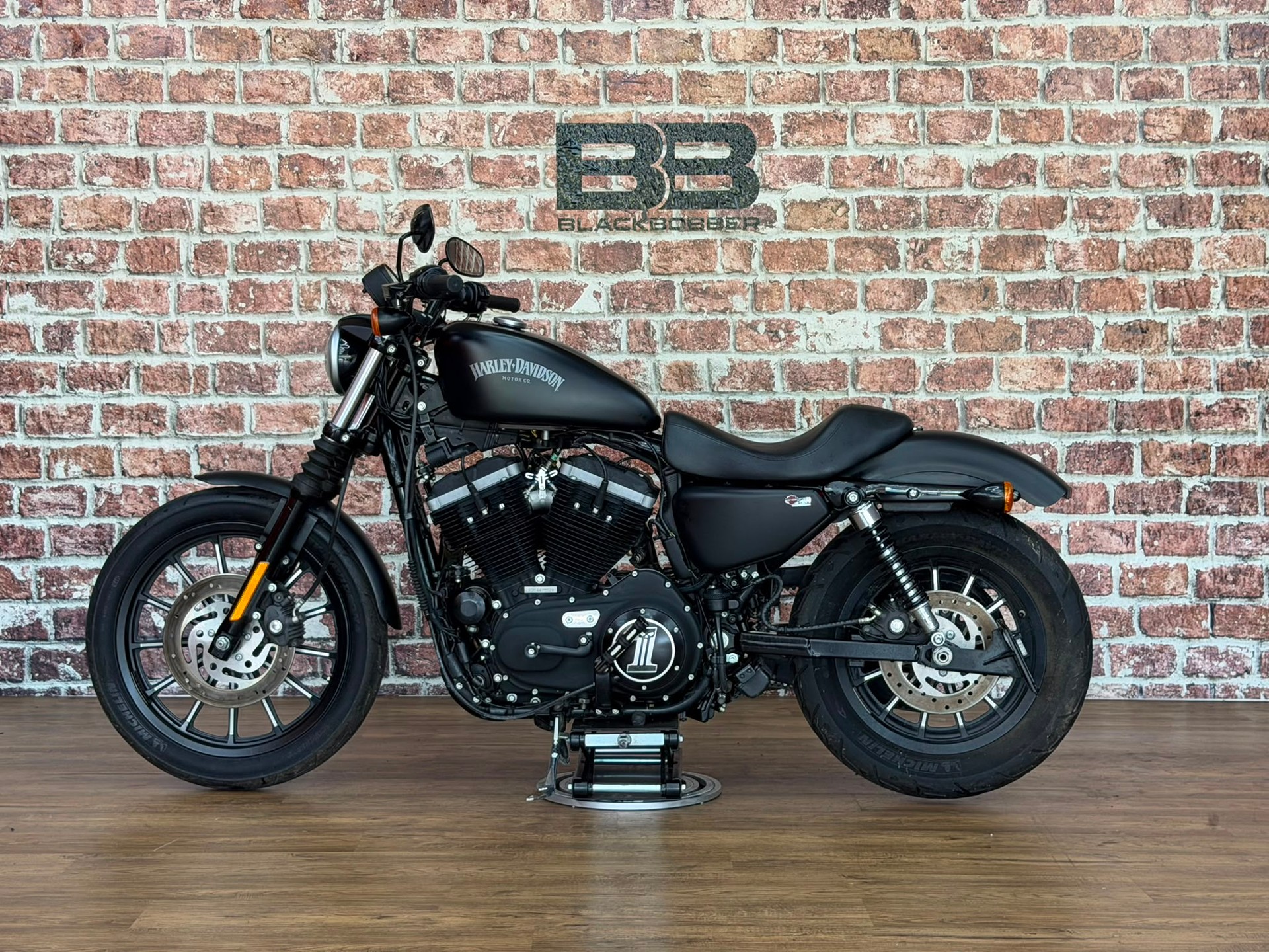 HARLEY-DAVIDSON XL 883 N Sportster Iron (25kW)-image-3