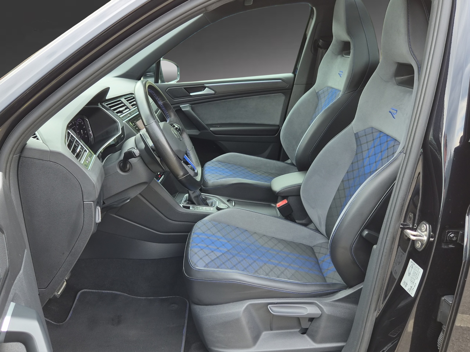 VW Tiguan 2.0TSI R 4Motion DSG-image-5