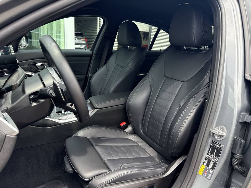 BMW 330e xDrive Steptronic M Sport-image-10