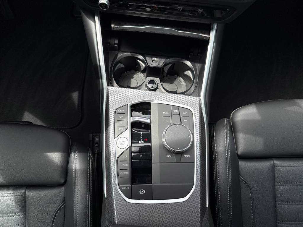 BMW 330e xDrive Steptronic M Sport-image-13